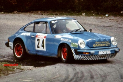Christian Gardavot - Remy Levivier
30º Tour de Corse 1986 - Rallye de France 1986. Porsche 911 SC (7427 TL 06). Clasificado 10º.

Del 1 al 3 de Mayo, Ajaccio, Córcega, Francia.
Superficie: asfalto.

El Rally tenia un total de 1551.00 km de los que 1122.34 km divididos en 30 tramos eran especiales. (4 de ellos fueron cancelados. SS12 Figarella - Cardo de 15.75 Km, SS18 Corte - Taverna de 26.84 Km, SS19 Moltifao - Speloncato de 38.16 Km y SS20 Corbara - Calenzana de 23.69 Km. Los 3 últimos por el fatal accidente de Henri y Sergio).
Tomaron la salida 122 equipos, finalizaron 31.

En esta edición habí­an 5 tramos de 50 o mas Km cronometrados, SS7 Cozzano - Col de la Serra de 50.84, SS8 Muracciole - Abbazia de 50.00, SS10 Pont d'Altiani - Pont St Laurent de 56.01, SS14 Prunelli - San Pancrazio de 55.67 y SS17 Campe Militaire - Corte de 58.14. Uno de mas de 70 km, SS23 Saint Roch - Suaricchio de 78.19, y otro, el último, SS30 Liamone - Suaricchio de 83.16 Km.

Aquí dejo los kilómetros de cada uno de los 30 tramos del Rally:

1ª ETAPA (01-Mayo-1986)
SS1 Verghia - Pont de la Masina de 38.09 km
SS2 Sainte Marie Sicche - Moca 1 de 23.96 km
SS3 Petreto - Aullene 1 de 20.03 km
SS4 Zerubia - Santa Giulia de 30.60 km
SS5 Sartene - Zonza de 44.23 km
SS6 Aullene - Zicavo de 25.59 km
SS7 Cozzano - Col de la Serra de 50.84 km
SS8 Muracciole - Abbazia de 50.00 km
SS9 Campo al Quarcio - Ponte de Noceta de 33.77 km
SS10 Pont d'Altiani - Pont St Laurent de 56.01 km
SS11 Ponte Rosso - Borgo de 42.29 km

TOTAL ETAPA 415.41 km

2ª ETAPA (02 Mayo-1986)
SS12 Figarella - Cardo (cancelado) de 15.75 km
SS13 Saint Florent - Col de San Stefano de 26.81 km
SS14 Prunelli - San Pancrazio de 55.67 km
SS15 Folelli - Santa Lucia di Moriani de 18.49 km
SS16 Moriani Plage - Orsoni de 20.10 km
SS17 Campe Militaire Corte de 58.14 km
SS18 Corte - Taverna (cancelado) de 26.84 km
SS19 Moltifao - Speloncato (cancelado) de 38.16 km
SS20 Corbara - Calenzana (cancelado) de 23.69 km

TOTAL ETAPA 283.65 km

3ª ETAPA (03-Mayo-1986)
SS21 Norte Dame de la Serra - Pont du Fango de 28.77 km
SS22 Fango - Ota de 48.59 km
SS23 Saint Roch - Suaricchio de 78.19 km
SS24 Tavera - Pont de Mezzana de 30.57 km
SS25 Sainte Marie Sicche - Moca 2 de 23.96 km
SS26 Petreto - Aullene 2 de 20.03 km
SS27 Sorbollano - Santa Giulia de 35.59 km
SS28 Calvese - Agosta Plage de 38.69 km
SS29 Plaine de Peri - Capiglioli de 35.73 km
SS30 Liamone - Suaricchio 83.16 km

TOTAL ETAPA 423.28 km.
SUMANDO LAS TRES ETAPAS, ESTAMOS HABLANDO DE 1122.34 KM CRONOMETRADOS... UNA SALVAJADA...
@
Palabras clave: Porsche;Corse;Corcega;Grupo_B;1986