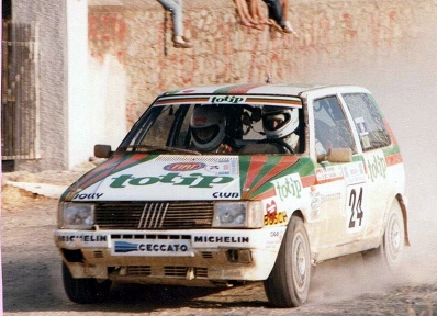 Michele Rayneri - Carlo Cassina
33º Bosch Acropolis Rally 1986. Fiat Uno Turbo (TO 28686D). Clasificado 10º.
Jolly Club

Del 2 al 4 de Junio, Atenas, Grecia.
Superficie: tierra.

El Rally tení­a un total de 1890.00 km de los que 572.13 km divididos en 46 tramos eran especiales (8 de ellas fueron cancelados SS8, SS9, SS10, SS14, SS16, SS21, SS36 y SS45)

Tomaron la salida 101 equipos, finalizaron 34.
Palabras clave: Fiat;Uno;Turbo;Acropolis;Grecia;1986