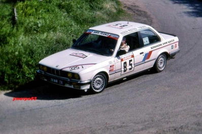 Patrick Bernardini - Jose Bernardini
30º Tour de Corse 1986 - Rallye de France 1986. BMW 325i (20 WW 2A). Clasificado 11º.

Del 1 al 3 de Mayo, Ajaccio, Córcega, Francia.
Superficie: asfalto.

El Rally tenia un total de 1551.00 km de los que 1122.34 km divididos en 30 tramos eran especiales. (4 de ellos fueron cancelados. SS12 Figarella - Cardo de 15.75 Km, SS18 Corte - Taverna de 26.84 Km, SS19 Moltifao - Speloncato de 38.16 Km y SS20 Corbara - Calenzana de 23.69 Km. Los 3 últimos por el fatal accidente de Henri y Sergio).
Tomaron la salida 122 equipos, finalizaron 31.

En esta edición habí­an 5 tramos de 50 o mas Km cronometrados, SS7 Cozzano - Col de la Serra de 50.84, SS8 Muracciole - Abbazia de 50.00, SS10 Pont d'Altiani - Pont St Laurent de 56.01, SS14 Prunelli - San Pancrazio de 55.67 y SS17 Campe Militaire - Corte de 58.14. Uno de mas de 70 km, SS23 Saint Roch - Suaricchio de 78.19, y otro, el último, SS30 Liamone - Suaricchio de 83.16 Km.

Aquí dejo los kilómetros de cada uno de los 30 tramos del Rally:

1ª ETAPA (01-Mayo-1986)
SS1 Verghia - Pont de la Masina de 38.09 km
SS2 Sainte Marie Sicche - Moca 1 de 23.96 km
SS3 Petreto - Aullene 1 de 20.03 km
SS4 Zerubia - Santa Giulia de 30.60 km
SS5 Sartene - Zonza de 44.23 km
SS6 Aullene - Zicavo de 25.59 km
SS7 Cozzano - Col de la Serra de 50.84 km
SS8 Muracciole - Abbazia de 50.00 km
SS9 Campo al Quarcio - Ponte de Noceta de 33.77 km
SS10 Pont d'Altiani - Pont St Laurent de 56.01 km
SS11 Ponte Rosso - Borgo de 42.29 km

TOTAL ETAPA 415.41 km

2ª ETAPA (02 Mayo-1986)
SS12 Figarella - Cardo (cancelado) de 15.75 km
SS13 Saint Florent - Col de San Stefano de 26.81 km
SS14 Prunelli - San Pancrazio de 55.67 km
SS15 Folelli - Santa Lucia di Moriani de 18.49 km
SS16 Moriani Plage - Orsoni de 20.10 km
SS17 Campe Militaire Corte de 58.14 km
SS18 Corte - Taverna (cancelado) de 26.84 km
SS19 Moltifao - Speloncato (cancelado) de 38.16 km
SS20 Corbara - Calenzana (cancelado) de 23.69 km

TOTAL ETAPA 283.65 km

3ª ETAPA (03-Mayo-1986)
SS21 Norte Dame de la Serra - Pont du Fango de 28.77 km
SS22 Fango - Ota de 48.59 km
SS23 Saint Roch - Suaricchio de 78.19 km
SS24 Tavera - Pont de Mezzana de 30.57 km
SS25 Sainte Marie Sicche - Moca 2 de 23.96 km
SS26 Petreto - Aullene 2 de 20.03 km
SS27 Sorbollano - Santa Giulia de 35.59 km
SS28 Calvese - Agosta Plage de 38.69 km
SS29 Plaine de Peri - Capiglioli de 35.73 km
SS30 Liamone - Suaricchio 83.16 km

TOTAL ETAPA 423.28 km.
SUMANDO LAS TRES ETAPAS, ESTAMOS HABLANDO DE 1122.34 KM CRONOMETRADOS... UNA SALVAJADA...
Palabras clave: BMW;Corse;Corcega;1986