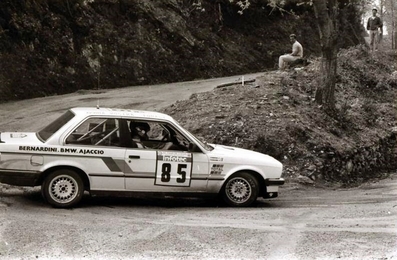 Patrick Bernardini - Jose Bernardini
30º Tour de Corse 1986 - Rallye de France 1986. BMW 325i (20 WW 2A). Clasificado 11º.

Del 1 al 3 de Mayo, Ajaccio, Córcega, Francia.
Superficie: asfalto.

El Rally tenia un total de 1551.00 km de los que 1122.34 km divididos en 30 tramos eran especiales. (4 de ellos fueron cancelados. SS12 Figarella - Cardo de 15.75 Km, SS18 Corte - Taverna de 26.84 Km, SS19 Moltifao - Speloncato de 38.16 Km y SS20 Corbara - Calenzana de 23.69 Km. Los 3 últimos por el fatal accidente de Henri y Sergio).
Tomaron la salida 122 equipos, finalizaron 31.

En esta edición habí­an 5 tramos de 50 o mas Km cronometrados, SS7 Cozzano - Col de la Serra de 50.84, SS8 Muracciole - Abbazia de 50.00, SS10 Pont d'Altiani - Pont St Laurent de 56.01, SS14 Prunelli - San Pancrazio de 55.67 y SS17 Campe Militaire - Corte de 58.14. Uno de mas de 70 km, SS23 Saint Roch - Suaricchio de 78.19, y otro, el último, SS30 Liamone - Suaricchio de 83.16 Km.

Aquí dejo los kilómetros de cada uno de los 30 tramos del Rally:

1ª ETAPA (01-Mayo-1986)
SS1 Verghia - Pont de la Masina de 38.09 km
SS2 Sainte Marie Sicche - Moca 1 de 23.96 km
SS3 Petreto - Aullene 1 de 20.03 km
SS4 Zerubia - Santa Giulia de 30.60 km
SS5 Sartene - Zonza de 44.23 km
SS6 Aullene - Zicavo de 25.59 km
SS7 Cozzano - Col de la Serra de 50.84 km
SS8 Muracciole - Abbazia de 50.00 km
SS9 Campo al Quarcio - Ponte de Noceta de 33.77 km
SS10 Pont d'Altiani - Pont St Laurent de 56.01 km
SS11 Ponte Rosso - Borgo de 42.29 km

TOTAL ETAPA 415.41 km

2ª ETAPA (02 Mayo-1986)
SS12 Figarella - Cardo (cancelado) de 15.75 km
SS13 Saint Florent - Col de San Stefano de 26.81 km
SS14 Prunelli - San Pancrazio de 55.67 km
SS15 Folelli - Santa Lucia di Moriani de 18.49 km
SS16 Moriani Plage - Orsoni de 20.10 km
SS17 Campe Militaire Corte de 58.14 km
SS18 Corte - Taverna (cancelado) de 26.84 km
SS19 Moltifao - Speloncato (cancelado) de 38.16 km
SS20 Corbara - Calenzana (cancelado) de 23.69 km

TOTAL ETAPA 283.65 km

3ª ETAPA (03-Mayo-1986)
SS21 Norte Dame de la Serra - Pont du Fango de 28.77 km
SS22 Fango - Ota de 48.59 km
SS23 Saint Roch - Suaricchio de 78.19 km
SS24 Tavera - Pont de Mezzana de 30.57 km
SS25 Sainte Marie Sicche - Moca 2 de 23.96 km
SS26 Petreto - Aullene 2 de 20.03 km
SS27 Sorbollano - Santa Giulia de 35.59 km
SS28 Calvese - Agosta Plage de 38.69 km
SS29 Plaine de Peri - Capiglioli de 35.73 km
SS30 Liamone - Suaricchio 83.16 km

TOTAL ETAPA 423.28 km.
SUMANDO LAS TRES ETAPAS, ESTAMOS HABLANDO DE 1122.34 KM CRONOMETRADOS... UNA SALVAJADA...
Palabras clave: BMW;Corse;Corcega;1986