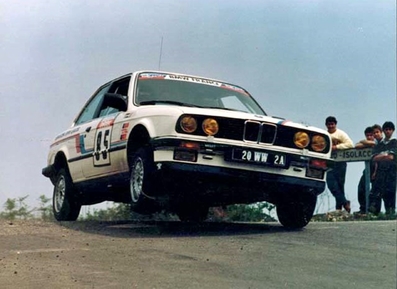 Patrick Bernardini - Jose Bernardini
30º Tour de Corse 1986 - Rallye de France 1986. BMW 325i (20 WW 2A). Clasificado 11º.

Del 1 al 3 de Mayo, Ajaccio, Córcega, Francia.
Superficie: asfalto.

El Rally tenia un total de 1551.00 km de los que 1122.34 km divididos en 30 tramos eran especiales. (4 de ellos fueron cancelados. SS12 Figarella - Cardo de 15.75 Km, SS18 Corte - Taverna de 26.84 Km, SS19 Moltifao - Speloncato de 38.16 Km y SS20 Corbara - Calenzana de 23.69 Km. Los 3 últimos por el fatal accidente de Henri y Sergio).
Tomaron la salida 122 equipos, finalizaron 31.

En esta edición habí­an 5 tramos de 50 o mas Km cronometrados, SS7 Cozzano - Col de la Serra de 50.84, SS8 Muracciole - Abbazia de 50.00, SS10 Pont d'Altiani - Pont St Laurent de 56.01, SS14 Prunelli - San Pancrazio de 55.67 y SS17 Campe Militaire - Corte de 58.14. Uno de mas de 70 km, SS23 Saint Roch - Suaricchio de 78.19, y otro, el último, SS30 Liamone - Suaricchio de 83.16 Km.

Aquí dejo los kilómetros de cada uno de los 30 tramos del Rally:

1ª ETAPA (01-Mayo-1986)
SS1 Verghia - Pont de la Masina de 38.09 km
SS2 Sainte Marie Sicche - Moca 1 de 23.96 km
SS3 Petreto - Aullene 1 de 20.03 km
SS4 Zerubia - Santa Giulia de 30.60 km
SS5 Sartene - Zonza de 44.23 km
SS6 Aullene - Zicavo de 25.59 km
SS7 Cozzano - Col de la Serra de 50.84 km
SS8 Muracciole - Abbazia de 50.00 km
SS9 Campo al Quarcio - Ponte de Noceta de 33.77 km
SS10 Pont d'Altiani - Pont St Laurent de 56.01 km
SS11 Ponte Rosso - Borgo de 42.29 km

TOTAL ETAPA 415.41 km

2ª ETAPA (02 Mayo-1986)
SS12 Figarella - Cardo (cancelado) de 15.75 km
SS13 Saint Florent - Col de San Stefano de 26.81 km
SS14 Prunelli - San Pancrazio de 55.67 km
SS15 Folelli - Santa Lucia di Moriani de 18.49 km
SS16 Moriani Plage - Orsoni de 20.10 km
SS17 Campe Militaire Corte de 58.14 km
SS18 Corte - Taverna (cancelado) de 26.84 km
SS19 Moltifao - Speloncato (cancelado) de 38.16 km
SS20 Corbara - Calenzana (cancelado) de 23.69 km

TOTAL ETAPA 283.65 km

3ª ETAPA (03-Mayo-1986)
SS21 Norte Dame de la Serra - Pont du Fango de 28.77 km
SS22 Fango - Ota de 48.59 km
SS23 Saint Roch - Suaricchio de 78.19 km
SS24 Tavera - Pont de Mezzana de 30.57 km
SS25 Sainte Marie Sicche - Moca 2 de 23.96 km
SS26 Petreto - Aullene 2 de 20.03 km
SS27 Sorbollano - Santa Giulia de 35.59 km
SS28 Calvese - Agosta Plage de 38.69 km
SS29 Plaine de Peri - Capiglioli de 35.73 km
SS30 Liamone - Suaricchio 83.16 km

TOTAL ETAPA 423.28 km.
SUMANDO LAS TRES ETAPAS, ESTAMOS HABLANDO DE 1122.34 KM CRONOMETRADOS... UNA SALVAJADA...
Palabras clave: BMW;Corse;Corcega;1986