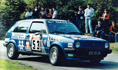 Laurent Poggi - Jean-Paul Chiaroni
30º Tour de Corse 1986 - Rallye de France 1986. Volkswagen Golf GTi (652 EV 2A). Clasificado 12º.

Del 1 al 3 de Mayo, Ajaccio, Córcega, Francia.
Superficie: asfalto.

El Rally tenia un total de 1551.00 km de los que 1122.34 km divididos en 30 tramos eran especiales. (4 de ellos fueron cancelados. SS12 Figarella - Cardo de 15.75 Km, SS18 Corte - Taverna de 26.84 Km, SS19 Moltifao - Speloncato de 38.16 Km y SS20 Corbara - Calenzana de 23.69 Km. Los 3 últimos por el fatal accidente de Henri y Sergio).
Tomaron la salida 122 equipos, finalizaron 31.

En esta edición habí­an 5 tramos de 50 o mas Km cronometrados, SS7 Cozzano - Col de la Serra de 50.84, SS8 Muracciole - Abbazia de 50.00, SS10 Pont d'Altiani - Pont St Laurent de 56.01, SS14 Prunelli - San Pancrazio de 55.67 y SS17 Campe Militaire - Corte de 58.14. Uno de mas de 70 km, SS23 Saint Roch - Suaricchio de 78.19, y otro, el último, SS30 Liamone - Suaricchio de 83.16 Km.

Aquí dejo los kilómetros de cada uno de los 30 tramos del Rally:

1ª ETAPA (01-Mayo-1986)
SS1 Verghia - Pont de la Masina de 38.09 km
SS2 Sainte Marie Sicche - Moca 1 de 23.96 km
SS3 Petreto - Aullene 1 de 20.03 km
SS4 Zerubia - Santa Giulia de 30.60 km
SS5 Sartene - Zonza de 44.23 km
SS6 Aullene - Zicavo de 25.59 km
SS7 Cozzano - Col de la Serra de 50.84 km
SS8 Muracciole - Abbazia de 50.00 km
SS9 Campo al Quarcio - Ponte de Noceta de 33.77 km
SS10 Pont d'Altiani - Pont St Laurent de 56.01 km
SS11 Ponte Rosso - Borgo de 42.29 km

TOTAL ETAPA 415.41 km

2ª ETAPA (02 Mayo-1986)
SS12 Figarella - Cardo (cancelado) de 15.75 km
SS13 Saint Florent - Col de San Stefano de 26.81 km
SS14 Prunelli - San Pancrazio de 55.67 km
SS15 Folelli - Santa Lucia di Moriani de 18.49 km
SS16 Moriani Plage - Orsoni de 20.10 km
SS17 Campe Militaire Corte de 58.14 km
SS18 Corte - Taverna (cancelado) de 26.84 km
SS19 Moltifao - Speloncato (cancelado) de 38.16 km
SS20 Corbara - Calenzana (cancelado) de 23.69 km

TOTAL ETAPA 283.65 km

3ª ETAPA (03-Mayo-1986)
SS21 Norte Dame de la Serra - Pont du Fango de 28.77 km
SS22 Fango - Ota de 48.59 km
SS23 Saint Roch - Suaricchio de 78.19 km
SS24 Tavera - Pont de Mezzana de 30.57 km
SS25 Sainte Marie Sicche - Moca 2 de 23.96 km
SS26 Petreto - Aullene 2 de 20.03 km
SS27 Sorbollano - Santa Giulia de 35.59 km
SS28 Calvese - Agosta Plage de 38.69 km
SS29 Plaine de Peri - Capiglioli de 35.73 km
SS30 Liamone - Suaricchio 83.16 km

TOTAL ETAPA 423.28 km.
SUMANDO LAS TRES ETAPAS, ESTAMOS HABLANDO DE 1122.34 KM CRONOMETRADOS... UNA SALVAJADA...
Palabras clave: Volkswagen;Golf;GTi;Corse;Corcega;1986