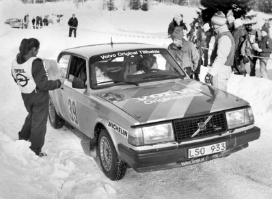 Susanne Kottulinsky - Christina Thorner
36º Internacional Suecia Rally 1986. Volvo 240 Turbo (LSO 933). Clasificado 13º.

Del 14 al 16 de Febrero, Karlstad, Suecia.
Superficie: nieve - hielo.

El Rally tenia un total de 1670.00 km de los que 556.79 km divididos en 30 tramos eran especiales.

Tomaron la salida 107 equipos, finalizaron 62.
Palabras clave: Volvo;Turbo;Suecia;1986;Nieve;Mujeres;Womens