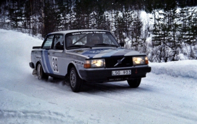 Susanne Kottulinsky - Christina Thorner
36º Internacional Suecia Rally 1986. Volvo 240 Turbo (LSO 933). Clasificado 13º.

Del 14 al 16 de Febrero, Karlstad, Suecia.
Superficie: nieve - hielo.

El Rally tenia un total de 1670.00 km de los que 556.79 km divididos en 30 tramos eran especiales.

Tomaron la salida 107 equipos, finalizaron 62.
Palabras clave: Volvo;Turbo;Suecia;1986;Nieve;Mujeres;Womens