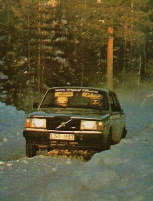 Susanne Kottulinsky - Christina Thorner
36º Internacional Suecia Rally 1986. Volvo 240 Turbo (LSO 933). Clasificado 13º.

Del 14 al 16 de Febrero, Karlstad, Suecia.
Superficie: nieve - hielo.

El Rally tenia un total de 1670.00 km de los que 556.79 km divididos en 30 tramos eran especiales.

Tomaron la salida 107 equipos, finalizaron 62.
Palabras clave: Volvo;Turbo;Suecia;1986;Nieve;Mujeres;Womens