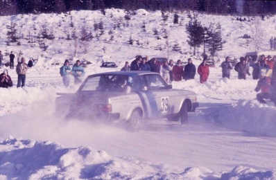 Susanne Kottulinsky - Christina Thorner
36º Internacional Suecia Rally 1986. Volvo 240 Turbo (LSO 933). Clasificado 13º.

Del 14 al 16 de Febrero, Karlstad, Suecia.
Superficie: nieve - hielo.

El Rally tenia un total de 1670.00 km de los que 556.79 km divididos en 30 tramos eran especiales.

Tomaron la salida 107 equipos, finalizaron 62.
Palabras clave: Volvo;Turbo;Suecia;1986;Nieve;Mujeres;Womens