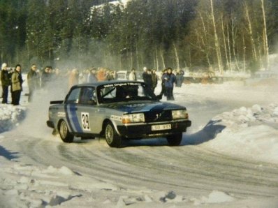 Susanne Kottulinsky - Christina Thorner
36º Internacional Suecia Rally 1986. Volvo 240 Turbo (LSO 933). Clasificado 13º.

Del 14 al 16 de Febrero, Karlstad, Suecia.
Superficie: nieve - hielo.

El Rally tenia un total de 1670.00 km de los que 556.79 km divididos en 30 tramos eran especiales.

Tomaron la salida 107 equipos, finalizaron 62.
Palabras clave: Volvo;Turbo;Suecia;1986;Nieve;Mujeres;Womens