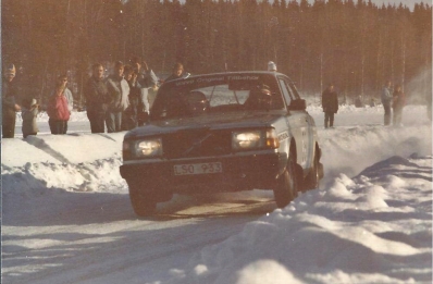 Susanne Kottulinsky - Christina Thorner
36º Internacional Suecia Rally 1986. Volvo 240 Turbo (LSO 933). Clasificado 13º.

Del 14 al 16 de Febrero, Karlstad, Suecia.
Superficie: nieve - hielo.

El Rally tenia un total de 1670.00 km de los que 556.79 km divididos en 30 tramos eran especiales.

Tomaron la salida 107 equipos, finalizaron 62.
Palabras clave: Volvo;Turbo;Suecia;1986;Nieve;Mujeres;Womens