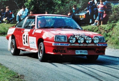 Jose Murati - Gerard Villanova
30º Tour de Corse 1986 - Rallye de France 1986. Opel Manta (TO-951400). Clasificado 13º.

Del 1 al 3 de Mayo, Ajaccio, Córcega, Francia.
Superficie: asfalto.

El Rally tenia un total de 1551.00 km de los que 1122.34 km divididos en 30 tramos eran especiales. (4 de ellos fueron cancelados. SS12 Figarella - Cardo de 15.75 Km, SS18 Corte - Taverna de 26.84 Km, SS19 Moltifao - Speloncato de 38.16 Km y SS20 Corbara - Calenzana de 23.69 Km. Los 3 últimos por el fatal accidente de Henri y Sergio).
Tomaron la salida 122 equipos, finalizaron 31.

En esta edición habí­an 5 tramos de 50 o mas Km cronometrados, SS7 Cozzano - Col de la Serra de 50.84, SS8 Muracciole - Abbazia de 50.00, SS10 Pont d'Altiani - Pont St Laurent de 56.01, SS14 Prunelli - San Pancrazio de 55.67 y SS17 Campe Militaire - Corte de 58.14. Uno de mas de 70 km, SS23 Saint Roch - Suaricchio de 78.19, y otro, el último, SS30 Liamone - Suaricchio de 83.16 Km.

Aquí dejo los kilómetros de cada uno de los 30 tramos del Rally:

1ª ETAPA (01-Mayo-1986)
SS1 Verghia - Pont de la Masina de 38.09 km
SS2 Sainte Marie Sicche - Moca 1 de 23.96 km
SS3 Petreto - Aullene 1 de 20.03 km
SS4 Zerubia - Santa Giulia de 30.60 km
SS5 Sartene - Zonza de 44.23 km
SS6 Aullene - Zicavo de 25.59 km
SS7 Cozzano - Col de la Serra de 50.84 km
SS8 Muracciole - Abbazia de 50.00 km
SS9 Campo al Quarcio - Ponte de Noceta de 33.77 km
SS10 Pont d'Altiani - Pont St Laurent de 56.01 km
SS11 Ponte Rosso - Borgo de 42.29 km

TOTAL ETAPA 415.41 km

2ª ETAPA (02 Mayo-1986)
SS12 Figarella - Cardo (cancelado) de 15.75 km
SS13 Saint Florent - Col de San Stefano de 26.81 km
SS14 Prunelli - San Pancrazio de 55.67 km
SS15 Folelli - Santa Lucia di Moriani de 18.49 km
SS16 Moriani Plage - Orsoni de 20.10 km
SS17 Campe Militaire Corte de 58.14 km
SS18 Corte - Taverna (cancelado) de 26.84 km
SS19 Moltifao - Speloncato (cancelado) de 38.16 km
SS20 Corbara - Calenzana (cancelado) de 23.69 km

TOTAL ETAPA 283.65 km

3ª ETAPA (03-Mayo-1986)
SS21 Norte Dame de la Serra - Pont du Fango de 28.77 km
SS22 Fango - Ota de 48.59 km
SS23 Saint Roch - Suaricchio de 78.19 km
SS24 Tavera - Pont de Mezzana de 30.57 km
SS25 Sainte Marie Sicche - Moca 2 de 23.96 km
SS26 Petreto - Aullene 2 de 20.03 km
SS27 Sorbollano - Santa Giulia de 35.59 km
SS28 Calvese - Agosta Plage de 38.69 km
SS29 Plaine de Peri - Capiglioli de 35.73 km
SS30 Liamone - Suaricchio 83.16 km

TOTAL ETAPA 423.28 km.
SUMANDO LAS TRES ETAPAS, ESTAMOS HABLANDO DE 1122.34 KM CRONOMETRADOS... UNA SALVAJADA...
Palabras clave: Opel;Manta;Corse;Corcega;1986