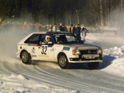 Curt Goransson - Kurt Ostlundh
36º Internacional Suecia Rally 1986. Opel Kadett GTE (LHK 321). Clasificado 14º.

Del 14 al 16 de Febrero, Karlstad, Suecia.
Superficie: nieve - hielo.

El Rally tenia un total de 1670.00 km de los que 556.79 km divididos en 30 tramos eran especiales.

Tomaron la salida 107 equipos, finalizaron 62.
Palabras clave: Opel;Kadett;GTE;Suecia;1986;Nieve