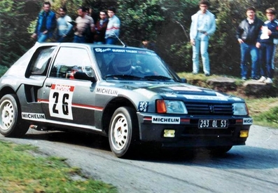 "Panic" - Dominique Bouteloup
30º Tour de Corse 1986 - Rallye de France 1986. Peugeot 205 Turbo 16 (293 OL 53). Clasificado 15º.


Del 1 al 3 de Mayo, Ajaccio, Córcega, Francia.
Superficie: asfalto.

El Rally tenia un total de 1551.00 km de los que 1122.34 km divididos en 30 tramos eran especiales. (4 de ellos fueron cancelados. SS12 Figarella - Cardo de 15.75 Km, SS18 Corte - Taverna de 26.84 Km, SS19 Moltifao - Speloncato de 38.16 Km y SS20 Corbara - Calenzana de 23.69 Km. Los 3 últimos por el fatal accidente de Henri y Sergio).
Tomaron la salida 122 equipos, finalizaron 31.

En esta edición habí­an 5 tramos de 50 o mas Km cronometrados, SS7 Cozzano - Col de la Serra de 50.84, SS8 Muracciole - Abbazia de 50.00, SS10 Pont d'Altiani - Pont St Laurent de 56.01, SS14 Prunelli - San Pancrazio de 55.67 y SS17 Campe Militaire - Corte de 58.14. Uno de mas de 70 km, SS23 Saint Roch - Suaricchio de 78.19, y otro, el último, SS30 Liamone - Suaricchio de 83.16 Km.

Aquí dejo los kilómetros de cada uno de los 30 tramos del Rally:

1ª ETAPA (01-Mayo-1986)
SS1 Verghia - Pont de la Masina de 38.09 km
SS2 Sainte Marie Sicche - Moca 1 de 23.96 km
SS3 Petreto - Aullene 1 de 20.03 km
SS4 Zerubia - Santa Giulia de 30.60 km
SS5 Sartene - Zonza de 44.23 km
SS6 Aullene - Zicavo de 25.59 km
SS7 Cozzano - Col de la Serra de 50.84 km
SS8 Muracciole - Abbazia de 50.00 km
SS9 Campo al Quarcio - Ponte de Noceta de 33.77 km
SS10 Pont d'Altiani - Pont St Laurent de 56.01 km
SS11 Ponte Rosso - Borgo de 42.29 km

TOTAL ETAPA 415.41 km

2ª ETAPA (02 Mayo-1986)
SS12 Figarella - Cardo (cancelado) de 15.75 km
SS13 Saint Florent - Col de San Stefano de 26.81 km
SS14 Prunelli - San Pancrazio de 55.67 km
SS15 Folelli - Santa Lucia di Moriani de 18.49 km
SS16 Moriani Plage - Orsoni de 20.10 km
SS17 Campe Militaire Corte de 58.14 km
SS18 Corte - Taverna (cancelado) de 26.84 km
SS19 Moltifao - Speloncato (cancelado) de 38.16 km
SS20 Corbara - Calenzana (cancelado) de 23.69 km

TOTAL ETAPA 283.65 km

3ª ETAPA (03-Mayo-1986)
SS21 Norte Dame de la Serra - Pont du Fango de 28.77 km
SS22 Fango - Ota de 48.59 km
SS23 Saint Roch - Suaricchio de 78.19 km
SS24 Tavera - Pont de Mezzana de 30.57 km
SS25 Sainte Marie Sicche - Moca 2 de 23.96 km
SS26 Petreto - Aullene 2 de 20.03 km
SS27 Sorbollano - Santa Giulia de 35.59 km
SS28 Calvese - Agosta Plage de 38.69 km
SS29 Plaine de Peri - Capiglioli de 35.73 km
SS30 Liamone - Suaricchio 83.16 km

TOTAL ETAPA 423.28 km.
SUMANDO LAS TRES ETAPAS, ESTAMOS HABLANDO DE 1122.34 KM CRONOMETRADOS... UNA SALVAJADA...
@
Palabras clave: Peugeot;Grupo_B;Turbo16;Corse;Corcega;1986