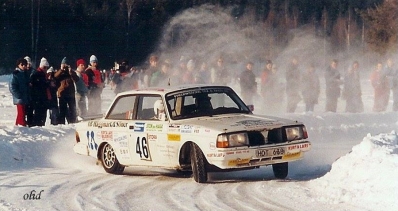 Goran Fredriksson - Lars-Erik Hakansson
36º Internacional Suecia Rally 1986. Volvo 240 Turbo (HDT 638). Clasificado 15º.

Del 14 al 16 de Febrero, Karlstad, Suecia.
Superficie: nieve - hielo.

El Rally tenia un total de 1670.00 km de los que 556.79 km divididos en 30 tramos eran especiales.

Tomaron la salida 107 equipos, finalizaron 62.
Palabras clave: Volvo;Turbo;Suecia;1986;Nieve