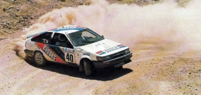 Manolis Panagiotopoulos - Nikos Generalis
33º Acropolis Rally 1986. Toyota Corolla GT. Clasificado 16º.
Brooks Rally Team

Del 2 al 4 de Junio, Atenas, Grecia.
Superficie: tierra.

El Rally tení­a un total de 1890.00 km de los que 572.13 km divididos en 46 tramos eran especiales (8 de ellas fueron cancelados SS8, SS9, SS10, SS14, SS16, SS21, SS36 y SS45)

Tomaron la salida 101 equipos, finalizaron 34.
Palabras clave: Toyota;Corolla;Grecia;Acropolis;1986
