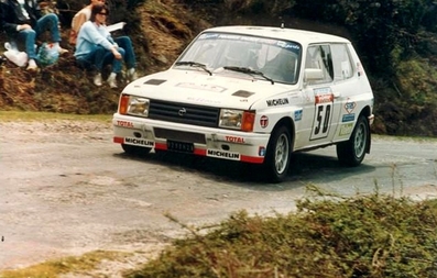 Jean-Jacques Ceccaldi - Christian Farinacci
30º Tour de Corse 1986 - Rallye de France 1986. Talbot Samba Rallye (929 DH 21). Clasificado 16º.

Del 1 al 3 de Mayo, Ajaccio, Córcega, Francia.
Superficie: asfalto.

El Rally tenia un total de 1551.00 km de los que 1122.34 km divididos en 30 tramos eran especiales. (4 de ellos fueron cancelados. SS12 Figarella - Cardo de 15.75 Km, SS18 Corte - Taverna de 26.84 Km, SS19 Moltifao - Speloncato de 38.16 Km y SS20 Corbara - Calenzana de 23.69 Km. Los 3 últimos por el fatal accidente de Henri y Sergio).
Tomaron la salida 122 equipos, finalizaron 31.

En esta edición habí­an 5 tramos de 50 o mas Km cronometrados, SS7 Cozzano - Col de la Serra de 50.84, SS8 Muracciole - Abbazia de 50.00, SS10 Pont d'Altiani - Pont St Laurent de 56.01, SS14 Prunelli - San Pancrazio de 55.67 y SS17 Campe Militaire - Corte de 58.14. Uno de mas de 70 km, SS23 Saint Roch - Suaricchio de 78.19, y otro, el último, SS30 Liamone - Suaricchio de 83.16 Km.

Aquí dejo los kilómetros de cada uno de los 30 tramos del Rally:

1ª ETAPA (01-Mayo-1986)
SS1 Verghia - Pont de la Masina de 38.09 km
SS2 Sainte Marie Sicche - Moca 1 de 23.96 km
SS3 Petreto - Aullene 1 de 20.03 km
SS4 Zerubia - Santa Giulia de 30.60 km
SS5 Sartene - Zonza de 44.23 km
SS6 Aullene - Zicavo de 25.59 km
SS7 Cozzano - Col de la Serra de 50.84 km
SS8 Muracciole - Abbazia de 50.00 km
SS9 Campo al Quarcio - Ponte de Noceta de 33.77 km
SS10 Pont d'Altiani - Pont St Laurent de 56.01 km
SS11 Ponte Rosso - Borgo de 42.29 km

TOTAL ETAPA 415.41 km

2ª ETAPA (02 Mayo-1986)
SS12 Figarella - Cardo (cancelado) de 15.75 km
SS13 Saint Florent - Col de San Stefano de 26.81 km
SS14 Prunelli - San Pancrazio de 55.67 km
SS15 Folelli - Santa Lucia di Moriani de 18.49 km
SS16 Moriani Plage - Orsoni de 20.10 km
SS17 Campe Militaire Corte de 58.14 km
SS18 Corte - Taverna (cancelado) de 26.84 km
SS19 Moltifao - Speloncato (cancelado) de 38.16 km
SS20 Corbara - Calenzana (cancelado) de 23.69 km

TOTAL ETAPA 283.65 km

3ª ETAPA (03-Mayo-1986)
SS21 Norte Dame de la Serra - Pont du Fango de 28.77 km
SS22 Fango - Ota de 48.59 km
SS23 Saint Roch - Suaricchio de 78.19 km
SS24 Tavera - Pont de Mezzana de 30.57 km
SS25 Sainte Marie Sicche - Moca 2 de 23.96 km
SS26 Petreto - Aullene 2 de 20.03 km
SS27 Sorbollano - Santa Giulia de 35.59 km
SS28 Calvese - Agosta Plage de 38.69 km
SS29 Plaine de Peri - Capiglioli de 35.73 km
SS30 Liamone - Suaricchio 83.16 km

TOTAL ETAPA 423.28 km.
SUMANDO LAS TRES ETAPAS, ESTAMOS HABLANDO DE 1122.34 KM CRONOMETRADOS... UNA SALVAJADA...
@
Palabras clave: Talbot;Samba;Rallye;Corse;Corcega;Grupo_B;1986