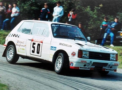 Jean-Jacques Ceccaldi - Christian Farinacci
30º Tour de Corse 1986 - Rallye de France 1986. Talbot Samba Rallye (929 DH 21). Clasificado 16º.

Del 1 al 3 de Mayo, Ajaccio, Córcega, Francia.
Superficie: asfalto.

El Rally tenia un total de 1551.00 km de los que 1122.34 km divididos en 30 tramos eran especiales. (4 de ellos fueron cancelados. SS12 Figarella - Cardo de 15.75 Km, SS18 Corte - Taverna de 26.84 Km, SS19 Moltifao - Speloncato de 38.16 Km y SS20 Corbara - Calenzana de 23.69 Km. Los 3 últimos por el fatal accidente de Henri y Sergio).
Tomaron la salida 122 equipos, finalizaron 31.

En esta edición habí­an 5 tramos de 50 o mas Km cronometrados, SS7 Cozzano - Col de la Serra de 50.84, SS8 Muracciole - Abbazia de 50.00, SS10 Pont d'Altiani - Pont St Laurent de 56.01, SS14 Prunelli - San Pancrazio de 55.67 y SS17 Campe Militaire - Corte de 58.14. Uno de mas de 70 km, SS23 Saint Roch - Suaricchio de 78.19, y otro, el último, SS30 Liamone - Suaricchio de 83.16 Km.

Aquí dejo los kilómetros de cada uno de los 30 tramos del Rally:

1ª ETAPA (01-Mayo-1986)
SS1 Verghia - Pont de la Masina de 38.09 km
SS2 Sainte Marie Sicche - Moca 1 de 23.96 km
SS3 Petreto - Aullene 1 de 20.03 km
SS4 Zerubia - Santa Giulia de 30.60 km
SS5 Sartene - Zonza de 44.23 km
SS6 Aullene - Zicavo de 25.59 km
SS7 Cozzano - Col de la Serra de 50.84 km
SS8 Muracciole - Abbazia de 50.00 km
SS9 Campo al Quarcio - Ponte de Noceta de 33.77 km
SS10 Pont d'Altiani - Pont St Laurent de 56.01 km
SS11 Ponte Rosso - Borgo de 42.29 km

TOTAL ETAPA 415.41 km

2ª ETAPA (02 Mayo-1986)
SS12 Figarella - Cardo (cancelado) de 15.75 km
SS13 Saint Florent - Col de San Stefano de 26.81 km
SS14 Prunelli - San Pancrazio de 55.67 km
SS15 Folelli - Santa Lucia di Moriani de 18.49 km
SS16 Moriani Plage - Orsoni de 20.10 km
SS17 Campe Militaire Corte de 58.14 km
SS18 Corte - Taverna (cancelado) de 26.84 km
SS19 Moltifao - Speloncato (cancelado) de 38.16 km
SS20 Corbara - Calenzana (cancelado) de 23.69 km

TOTAL ETAPA 283.65 km

3ª ETAPA (03-Mayo-1986)
SS21 Norte Dame de la Serra - Pont du Fango de 28.77 km
SS22 Fango - Ota de 48.59 km
SS23 Saint Roch - Suaricchio de 78.19 km
SS24 Tavera - Pont de Mezzana de 30.57 km
SS25 Sainte Marie Sicche - Moca 2 de 23.96 km
SS26 Petreto - Aullene 2 de 20.03 km
SS27 Sorbollano - Santa Giulia de 35.59 km
SS28 Calvese - Agosta Plage de 38.69 km
SS29 Plaine de Peri - Capiglioli de 35.73 km
SS30 Liamone - Suaricchio 83.16 km

TOTAL ETAPA 423.28 km.
SUMANDO LAS TRES ETAPAS, ESTAMOS HABLANDO DE 1122.34 KM CRONOMETRADOS... UNA SALVAJADA...
@
Palabras clave: Talbot;Samba;Rallye;Corse;Corcega;Grupo_B;1986