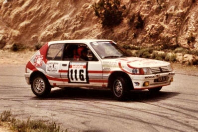 Jean-Marie Santoni - Noel Guidicelli
30º Tour de Corse 1986 - Rallye de France 1986. Peugeot 205 GTi 1.6 (828 EJ 2B). Clasificado 17º.

Del 1 al 3 de Mayo, Ajaccio, Córcega, Francia.
Superficie: asfalto.

El Rally tenia un total de 1551.00 km de los que 1122.34 km divididos en 30 tramos eran especiales. (4 de ellos fueron cancelados. SS12 Figarella - Cardo de 15.75 Km, SS18 Corte - Taverna de 26.84 Km, SS19 Moltifao - Speloncato de 38.16 Km y SS20 Corbara - Calenzana de 23.69 Km. Los 3 últimos por el fatal accidente de Henri y Sergio).
Tomaron la salida 122 equipos, finalizaron 31.

En esta edición habí­an 5 tramos de 50 o mas Km cronometrados, SS7 Cozzano - Col de la Serra de 50.84, SS8 Muracciole - Abbazia de 50.00, SS10 Pont d'Altiani - Pont St Laurent de 56.01, SS14 Prunelli - San Pancrazio de 55.67 y SS17 Campe Militaire - Corte de 58.14. Uno de mas de 70 km, SS23 Saint Roch - Suaricchio de 78.19, y otro, el último, SS30 Liamone - Suaricchio de 83.16 Km.

Aquí dejo los kilómetros de cada uno de los 30 tramos del Rally:

1ª ETAPA (01-Mayo-1986)
SS1 Verghia - Pont de la Masina de 38.09 km
SS2 Sainte Marie Sicche - Moca 1 de 23.96 km
SS3 Petreto - Aullene 1 de 20.03 km
SS4 Zerubia - Santa Giulia de 30.60 km
SS5 Sartene - Zonza de 44.23 km
SS6 Aullene - Zicavo de 25.59 km
SS7 Cozzano - Col de la Serra de 50.84 km
SS8 Muracciole - Abbazia de 50.00 km
SS9 Campo al Quarcio - Ponte de Noceta de 33.77 km
SS10 Pont d'Altiani - Pont St Laurent de 56.01 km
SS11 Ponte Rosso - Borgo de 42.29 km

TOTAL ETAPA 415.41 km

2ª ETAPA (02 Mayo-1986)
SS12 Figarella - Cardo (cancelado) de 15.75 km
SS13 Saint Florent - Col de San Stefano de 26.81 km
SS14 Prunelli - San Pancrazio de 55.67 km
SS15 Folelli - Santa Lucia di Moriani de 18.49 km
SS16 Moriani Plage - Orsoni de 20.10 km
SS17 Campe Militaire Corte de 58.14 km
SS18 Corte - Taverna (cancelado) de 26.84 km
SS19 Moltifao - Speloncato (cancelado) de 38.16 km
SS20 Corbara - Calenzana (cancelado) de 23.69 km

TOTAL ETAPA 283.65 km

3ª ETAPA (03-Mayo-1986)
SS21 Norte Dame de la Serra - Pont du Fango de 28.77 km
SS22 Fango - Ota de 48.59 km
SS23 Saint Roch - Suaricchio de 78.19 km
SS24 Tavera - Pont de Mezzana de 30.57 km
SS25 Sainte Marie Sicche - Moca 2 de 23.96 km
SS26 Petreto - Aullene 2 de 20.03 km
SS27 Sorbollano - Santa Giulia de 35.59 km
SS28 Calvese - Agosta Plage de 38.69 km
SS29 Plaine de Peri - Capiglioli de 35.73 km
SS30 Liamone - Suaricchio 83.16 km

TOTAL ETAPA 423.28 km.
SUMANDO LAS TRES ETAPAS, ESTAMOS HABLANDO DE 1122.34 KM CRONOMETRADOS... UNA SALVAJADA...
Palabras clave: Peugeot;GTi;Corse;Corcega;1986