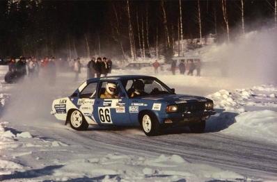 Kenneth Thomasson - Gunnar Barth
36º International Suecia Rally 1986. Opel Ascona (JXD 633). Clasificado 18º.

Del 14 al 16 de Febrero, Karlstad, Suecia.
Superficie: nieve - hielo.

El Rally tenia un total de 1670.00 km de los que 556.79 km divididos en 30 tramos eran especiales.

Tomaron la salida 107 equipos, finalizaron 62.
Palabras clave: Opel;Ascona;Suecia;1986;Nieve