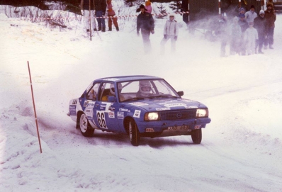 Kenneth Thomasson - Gunnar Barth
36º International Suecia Rally 1986. Opel Ascona (JXD 633). Clasificado 18º.

Del 14 al 16 de Febrero, Karlstad, Suecia.
Superficie: nieve - hielo.

El Rally tenia un total de 1670.00 km de los que 556.79 km divididos en 30 tramos eran especiales.

Tomaron la salida 107 equipos, finalizaron 62.
Palabras clave: Opel;Ascona;Suecia;1986;Nieve
