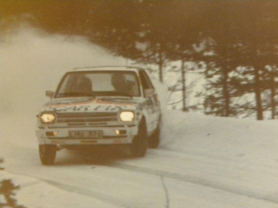 Kent Andersson - Malte Gustavsson
36º International Suecia Rally 1986. Toyota Starlet (LHU 376). Clasificado 19º.

Del 14 al 16 de Febrero, Karlstad, Suecia.
Superficie: nieve - hielo.

El Rally tenia un total de 1670.00 km de los que 556.79 km divididos en 30 tramos eran especiales.

Tomaron la salida 107 equipos, finalizaron 62.
Palabras clave: Toyota;Starlet;Suecia;1986;Nieve