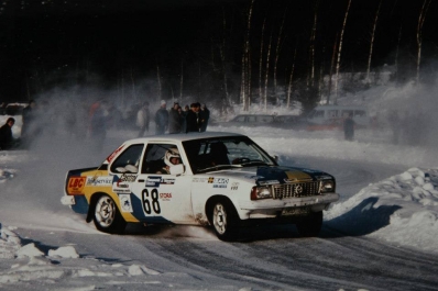 Anders Hedstrom - Roland Strom
36º International Suecia Rally 1986. Opel Ascona (JKO 350). Clasificado 22º.

Del 14 al 16 de Febrero, Karlstad, Suecia.
Superficie: nieve - hielo.

El Rally tenia un total de 1670.00 km de los que 556.79 km divididos en 30 tramos eran especiales.

Tomaron la salida 107 equipos, finalizaron 62.
Palabras clave: Opel_Ascona;Suecia;Nieve;1986