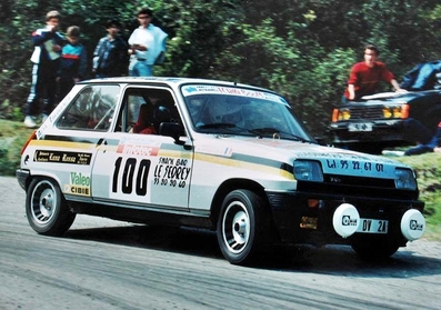 François-Marie Cancellieri - Eric Orazzi
30º Tour de Corse 1986 - Rallye de France 1986. Renault 5 Alpine Turbo. Clasificado 27º.

Del 1 al 3 de Mayo, Ajaccio, Córcega, Francia.
Superficie: asfalto.

El Rally tenia un total de 1551.00 km de los que 1122.34 km divididos en 30 tramos eran especiales. (4 de ellos fueron cancelados. SS12 Figarella - Cardo de 15.75 Km, SS18 Corte - Taverna de 26.84 Km, SS19 Moltifao - Speloncato de 38.16 Km y SS20 Corbara - Calenzana de 23.69 Km. Los 3 últimos por el fatal accidente de Henri y Sergio).
Tomaron la salida 122 equipos, finalizaron 31.

En esta edición habí­an 5 tramos de 50 o mas Km cronometrados, SS7 Cozzano - Col de la Serra de 50.84, SS8 Muracciole - Abbazia de 50.00, SS10 Pont d'Altiani - Pont St Laurent de 56.01, SS14 Prunelli - San Pancrazio de 55.67 y SS17 Campe Militaire - Corte de 58.14. Uno de mas de 70 km, SS23 Saint Roch - Suaricchio de 78.19, y otro, el último, SS30 Liamone - Suaricchio de 83.16 Km.

Aquí dejo los kilómetros de cada uno de los 30 tramos del Rally:

1ª ETAPA (01-Mayo-1986)
SS1 Verghia - Pont de la Masina de 38.09 km
SS2 Sainte Marie Sicche - Moca 1 de 23.96 km
SS3 Petreto - Aullene 1 de 20.03 km
SS4 Zerubia - Santa Giulia de 30.60 km
SS5 Sartene - Zonza de 44.23 km
SS6 Aullene - Zicavo de 25.59 km
SS7 Cozzano - Col de la Serra de 50.84 km
SS8 Muracciole - Abbazia de 50.00 km
SS9 Campo al Quarcio - Ponte de Noceta de 33.77 km
SS10 Pont d'Altiani - Pont St Laurent de 56.01 km
SS11 Ponte Rosso - Borgo de 42.29 km

TOTAL ETAPA 415.41 km

2ª ETAPA (02 Mayo-1986)
SS12 Figarella - Cardo (cancelado) de 15.75 km
SS13 Saint Florent - Col de San Stefano de 26.81 km
SS14 Prunelli - San Pancrazio de 55.67 km
SS15 Folelli - Santa Lucia di Moriani de 18.49 km
SS16 Moriani Plage - Orsoni de 20.10 km
SS17 Campe Militaire Corte de 58.14 km
SS18 Corte - Taverna (cancelado) de 26.84 km
SS19 Moltifao - Speloncato (cancelado) de 38.16 km
SS20 Corbara - Calenzana (cancelado) de 23.69 km

TOTAL ETAPA 283.65 km

3ª ETAPA (03-Mayo-1986)
SS21 Norte Dame de la Serra - Pont du Fango de 28.77 km
SS22 Fango - Ota de 48.59 km
SS23 Saint Roch - Suaricchio de 78.19 km
SS24 Tavera - Pont de Mezzana de 30.57 km
SS25 Sainte Marie Sicche - Moca 2 de 23.96 km
SS26 Petreto - Aullene 2 de 20.03 km
SS27 Sorbollano - Santa Giulia de 35.59 km
SS28 Calvese - Agosta Plage de 38.69 km
SS29 Plaine de Peri - Capiglioli de 35.73 km
SS30 Liamone - Suaricchio 83.16 km

TOTAL ETAPA 423.28 km.
SUMANDO LAS TRES ETAPAS, ESTAMOS HABLANDO DE 1122.34 KM CRONOMETRADOS... UNA SALVAJADA...
Palabras clave: Renault;Alpine;Turbo;Corse;Corcega;1986
