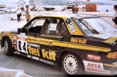 Jean-Marc Texier - Luc Taveneau
30º Tour de Corse 1986 - Rallye de France 1986. Mercedes Benz 190E 2.3 16V (4036 SP 17) Clasificado 28º.

Del 1 al 3 de Mayo, Ajaccio, Córcega, Francia.
Superficie: asfalto.

El Rally tenia un total de 1551.00 km de los que 1122.34 km divididos en 30 tramos eran especiales. (4 de ellos fueron cancelados. SS12 Figarella - Cardo de 15.75 Km, SS18 Corte - Taverna de 26.84 Km, SS19 Moltifao - Speloncato de 38.16 Km y SS20 Corbara - Calenzana de 23.69 Km. Los 3 últimos por el fatal accidente de Henri y Sergio).
Tomaron la salida 122 equipos, finalizaron 31.

En esta edición habí­an 5 tramos de 50 o mas Km cronometrados, SS7 Cozzano - Col de la Serra de 50.84, SS8 Muracciole - Abbazia de 50.00, SS10 Pont d'Altiani - Pont St Laurent de 56.01, SS14 Prunelli - San Pancrazio de 55.67 y SS17 Campe Militaire - Corte de 58.14. Uno de mas de 70 km, SS23 Saint Roch - Suaricchio de 78.19, y otro, el último, SS30 Liamone - Suaricchio de 83.16 Km.

Aquí dejo los kilómetros de cada uno de los 30 tramos del Rally:

1ª ETAPA (01-Mayo-1986)
SS1 Verghia - Pont de la Masina de 38.09 km
SS2 Sainte Marie Sicche - Moca 1 de 23.96 km
SS3 Petreto - Aullene 1 de 20.03 km
SS4 Zerubia - Santa Giulia de 30.60 km
SS5 Sartene - Zonza de 44.23 km
SS6 Aullene - Zicavo de 25.59 km
SS7 Cozzano - Col de la Serra de 50.84 km
SS8 Muracciole - Abbazia de 50.00 km
SS9 Campo al Quarcio - Ponte de Noceta de 33.77 km
SS10 Pont d'Altiani - Pont St Laurent de 56.01 km
SS11 Ponte Rosso - Borgo de 42.29 km

TOTAL ETAPA 415.41 km

2ª ETAPA (02 Mayo-1986)
SS12 Figarella - Cardo (cancelado) de 15.75 km
SS13 Saint Florent - Col de San Stefano de 26.81 km
SS14 Prunelli - San Pancrazio de 55.67 km
SS15 Folelli - Santa Lucia di Moriani de 18.49 km
SS16 Moriani Plage - Orsoni de 20.10 km
SS17 Campe Militaire Corte de 58.14 km
SS18 Corte - Taverna (cancelado) de 26.84 km
SS19 Moltifao - Speloncato (cancelado) de 38.16 km
SS20 Corbara - Calenzana (cancelado) de 23.69 km

TOTAL ETAPA 283.65 km

3ª ETAPA (03-Mayo-1986)
SS21 Norte Dame de la Serra - Pont du Fango de 28.77 km
SS22 Fango - Ota de 48.59 km
SS23 Saint Roch - Suaricchio de 78.19 km
SS24 Tavera - Pont de Mezzana de 30.57 km
SS25 Sainte Marie Sicche - Moca 2 de 23.96 km
SS26 Petreto - Aullene 2 de 20.03 km
SS27 Sorbollano - Santa Giulia de 35.59 km
SS28 Calvese - Agosta Plage de 38.69 km
SS29 Plaine de Peri - Capiglioli de 35.73 km
SS30 Liamone - Suaricchio 83.16 km

TOTAL ETAPA 423.28 km.
SUMANDO LAS TRES ETAPAS, ESTAMOS HABLANDO DE 1122.34 KM CRONOMETRADOS... UNA SALVAJADA...
Palabras clave: Mercedes_Benz;Corse;Corcega;1986