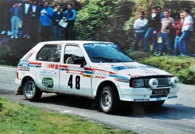 Gerard Boin - Andre Pasturel
30º Tour de Corse 1986 - Rallye de France 1986. Citröen Visa Trophee. Clasificado 30º.

Del 1 al 3 de Mayo, Ajaccio, Córcega, Francia.
Superficie: asfalto.

El Rally tenia un total de 1551.00 km de los que 1122.34 km divididos en 30 tramos eran especiales. (4 de ellos fueron cancelados. SS12 Figarella - Cardo de 15.75 Km, SS18 Corte - Taverna de 26.84 Km, SS19 Moltifao - Speloncato de 38.16 Km y SS20 Corbara - Calenzana de 23.69 Km. Los 3 últimos por el fatal accidente de Henri y Sergio).
Tomaron la salida 122 equipos, finalizaron 31.

En esta edición habí­an 5 tramos de 50 o mas Km cronometrados, SS7 Cozzano - Col de la Serra de 50.84, SS8 Muracciole - Abbazia de 50.00, SS10 Pont d'Altiani - Pont St Laurent de 56.01, SS14 Prunelli - San Pancrazio de 55.67 y SS17 Campe Militaire - Corte de 58.14. Uno de mas de 70 km, SS23 Saint Roch - Suaricchio de 78.19, y otro, el último, SS30 Liamone - Suaricchio de 83.16 Km.

Aquí dejo los kilómetros de cada uno de los 30 tramos del Rally:

1ª ETAPA (01-Mayo-1986)
SS1 Verghia - Pont de la Masina de 38.09 km
SS2 Sainte Marie Sicche - Moca 1 de 23.96 km
SS3 Petreto - Aullene 1 de 20.03 km
SS4 Zerubia - Santa Giulia de 30.60 km
SS5 Sartene - Zonza de 44.23 km
SS6 Aullene - Zicavo de 25.59 km
SS7 Cozzano - Col de la Serra de 50.84 km
SS8 Muracciole - Abbazia de 50.00 km
SS9 Campo al Quarcio - Ponte de Noceta de 33.77 km
SS10 Pont d'Altiani - Pont St Laurent de 56.01 km
SS11 Ponte Rosso - Borgo de 42.29 km

TOTAL ETAPA 415.41 km

2ª ETAPA (02 Mayo-1986)
SS12 Figarella - Cardo (cancelado) de 15.75 km
SS13 Saint Florent - Col de San Stefano de 26.81 km
SS14 Prunelli - San Pancrazio de 55.67 km
SS15 Folelli - Santa Lucia di Moriani de 18.49 km
SS16 Moriani Plage - Orsoni de 20.10 km
SS17 Campe Militaire Corte de 58.14 km
SS18 Corte - Taverna (cancelado) de 26.84 km
SS19 Moltifao - Speloncato (cancelado) de 38.16 km
SS20 Corbara - Calenzana (cancelado) de 23.69 km

TOTAL ETAPA 283.65 km

3ª ETAPA (03-Mayo-1986)
SS21 Norte Dame de la Serra - Pont du Fango de 28.77 km
SS22 Fango - Ota de 48.59 km
SS23 Saint Roch - Suaricchio de 78.19 km
SS24 Tavera - Pont de Mezzana de 30.57 km
SS25 Sainte Marie Sicche - Moca 2 de 23.96 km
SS26 Petreto - Aullene 2 de 20.03 km
SS27 Sorbollano - Santa Giulia de 35.59 km
SS28 Calvese - Agosta Plage de 38.69 km
SS29 Plaine de Peri - Capiglioli de 35.73 km
SS30 Liamone - Suaricchio 83.16 km

TOTAL ETAPA 423.28 km.
SUMANDO LAS TRES ETAPAS, ESTAMOS HABLANDO DE 1122.34 KM CRONOMETRADOS... UNA SALVAJADA...
Palabras clave: Citroen;Visa;Trophee;Corse;Corcega;Grupo_B;1986