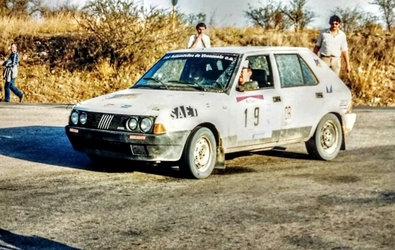 Alberto Adriani - C. Rodriguez
6º Marlboro Rally Argentina 1986. Fiat Ritmo 105 TC (TAU-236). Clasificado 46º.

Del 6 al 9 de Agosto, Buenos Aires - Cordoba, Argentina.
Superficie: tierra.
 
El Rally tenia un total de 2072.00 km de los que 624.35 km divididos en 27 tramos eran especiales, (una de ellas fue cancelada SS19 Tanti - Cuchilla Nevada de 30.59 km).

Tomaron la salida 150 equipos, finalizaron 50.
Palabras clave: Fiat;Ritmo;Argentina;1986