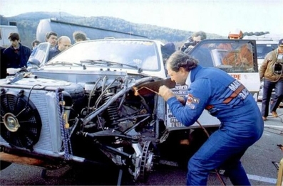 54º Rallye Automobile de Monte-Carlo 1986
Henri Toivonen y Sergio Cresto sufrieron un accidente durante un enlace de tramo (Col de Mounchery, entre Burzet y Eintragues, carretera estrecha y a la sombra) con su Lancia Delta S4 . Chocaron de frente contra el coche de un aficionado.

Referente al coche contra el que chocó era un Ford Taunus. Según se dice, con ruedas lisas y tasa de alcohol del conductor... por las nubes.

En la imagen se puede ver uno de los mecánicos del Equipo Martini Lancia arreglando el Lancia para que así poder continuar en competición..

Del 18 al 24 de Enero, Monte-Carlo.
Superficie: asfalto - nieve.

El Rally tenía un total de 3984.00 km de los que 881.20 km divididos en 36 tramos eran especiales.

Tomaron la salida 156 equipos, finalizaron 65.
@
Palabras clave: Henri_Toivonen;Lancia;Delta;Grupo_B;Montecarlo;1986;Asistencias;crash
