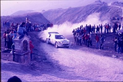 28º Rally Sanremo 1986
Peugeot 205 Turbo 16 E2 (311 FPF 75) con dorsal 0 de Ari Vatanen.

Primera aparición de Ari Vatanen después del grave accidente sufrido en el 5º Marlboro Rally de Argentina 1985.

".... í­bamos lí­deres, cuando tuvimos un brutal accidente, en un terreno muy muy duro, venía a fondo y al pasar por el lecho de un vado cubierto de lodo y escarcha, las ruedas posteriores dieron contra el suelo del vado, salimos volando y nos despeñamos monte abajo, el coche se incendio, y hasta mi casco salio de mi cabeza siendo encontrado un dí­a después por gente local. Por eso cuando estoy en casa y saludo a mi mujer, pienso lo afortunado que fui........"
Ari Vatanen

Equipo Peugeot descalificado
El tercer dí­a del Rally se examinó el Peugeot y se decreto que las aletas de la parte de abajo eran en realidad faldillas. Las faldillas habí­an sido prohibidas después del Córcega, y a pesar de que los coches habí­an pasado las verificaciones pre-rally, se excluyeron todos los Peugeot de inmediato. Peugeot llevó el asunto a la FISA en diciembre, y decidió que la exclusión era ilegal.

Todos los puntos del Rally para el Campeonato se anularon, por eso Sanremo de 1986 no pudo considerarse una prueba de WRC, y por eso Markku Alén fue Campeón del Mundo durante tan solo 10 dí­as.

Del 13 al 17 de Octubre, Sanremo, Imperia, Italia.
Superficie: asfalto - tierra.

El Rally tenía un total de 2148.69 Km de los que 532.60 Km divididos en 40 tramos eran especiales (2 de ellos fueron cancelados SS8 Santa Luce de 12.30 Km y SS22 La Sela 2 de 10.15 Km).

Tomaron la salida 118 equipos, finalizaron 38.

© Moreno Matteucciá
@
Palabras clave: Ari_Vatanen;Peugeot;Turbo;Grupo_B;Sanremo;1986