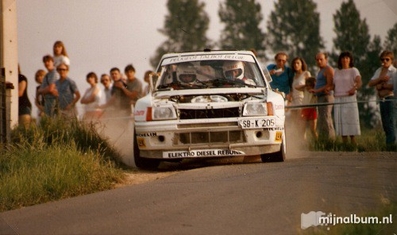Bruno Saby - Jean-François Fauchille
22º Ypres 24 Horas Rally 1986. Peugeot 205 Turbo 16 (SB-K 205). Abandonó por accidente en tramo de enlace.

Del 27 al 29 de Junio, Ypres, Bélgica.
Superficie: asfalto.

El Rally estaba dividido en 2 etapas y 411.41 km cronometrados divididos en 37 tramos especiales.

Tomaron la salida 155 equipos, finalizaron 70.@
Palabras clave: ;Peugeot;Turbo;Grupo_B;1986;Ypres