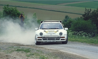 Marc Surer - Michel Wyder
35º ADAC Rallye Hessen 1986. Ford RS200.

El 31-Mayo-1986
El piloto Suizo de F1 Marc Surer, cuando estaba luchando con Michèle Mouton (Peugeot 205 T16) para el liderato de la carrera, perdió el control de su Ford RS200 en una curva a derechas muy muy rápida.

Marc sufrió heridas graves y quemaduras de la que finalmente hizo una buena recuperación, desafortunadamente su copiloto Michel Wyder perdió la vida en el accidente.

En una entrevista años mas tarde sobre el accidente, comentó:
"Me rompí­ 17 huesos, las dos caderas, la pelvis, el hombro, los pies por tercera vez, uno de ellos atrapado entre los pedales, totalmente vuelto del revés y perdí­ musculos alrededor, hasta el punto de que los médicos me lo querí­an amputar, pero mi madre se negó.
Tuve quemaduras, habí­a inhalado mucho humo, mis pulmones estaban llenos de agua, era lo mas peligroso.
Habí­a perdido mucha sangre internamente. Me tuvieron que hacer 72 transfusiones, como estaba tan al lí­mite, no podí­an operarme y me tuvieron en coma tres semanasâ".

Cuando despertó preguntaba por su amigo, pero nadie querí­a comunicarle que habí­a fallecido instantáneamente en el accidente.
A Surer le atormentaba que un error suyo hubiera provocado su fallecimiento.
"Me dijeron que habí­a golpeado algo antes del accidente, habí­a pasado junto a una granja y habí­a un bordillo, (tapado), con unas flores. Le pregunte a Pirelli (era probador de dicha marca de neumáticos), por si la rueda estaba dañada. Lo estaba, se habí­a quemado y la llanta estaba tocada, habí­a perdido aire".
Surer pasó seis meses en el hospital y un año en recuperación.

18 meses después volvió a probar un Fòrmula 1, comprendió que su cuerpo ya no estaba preparado para soportar el esfuerzo necesario para pilotar un monoplaza.
Se convirtio en instructor de pilotaje y comentarista televisivo.

Aprovecho también para recordar que en el 35º Circuit de Ardennes 1985 el Porsche 911 SC RS de Jean-Louis Dumont - Georges Biar sufrió un fatal accidente en que el copiloto Georges Biar no estaba herido de gravedad, pero Jean Louis tenia que ser evacuado en helicóòptero y horas después fallecí­a.
Hay otra versión en la que se dice que Jean-Louis falleció en el acto y al que trasladaron en helicóptero en estado grave fue su copiloto Georges Biar, sea cual sea la versión...... Jean-Louis perdió la vida en ella.

Nombro este segundo accidente porque siempre que se recuerdan los accidentes que provocaron la cancelación del grupo B, se hace referencia al de Attilio Bettega, al de Joaquim Santos en Portugal y al de Henri Toivonen y Sergio Cresto en Córcega.
Nadie nunca recuerda al malogrado Michel Wyder ni a Jean-Louis Dumont, aún produciéndose el de Michel Wyder pocos dí­as después del de Henri Toivonen y Sergio Cresto.
Desde aquí­, nuestro respeto y recuerdo a todos ellos (D.E.P. / R.I.P.)

@
Palabras clave: Marc_Surer;Ford;RS200;Grupo_B;1986;Crash;Fatal_accidente;Mortal
