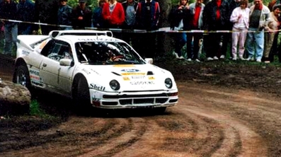 Marc Surer - Michel Wyder
35º ADAC Rallye Hessen 1986. Ford RS200.

El 31-Mayo-1986
El piloto Suizo de F1 Marc Surer, cuando estaba luchando con Michèle Mouton (Peugeot 205 T16) para el liderato de la carrera, perdió el control de su Ford RS200 en una curva a derechas muy muy rápida.

Marc sufrió heridas graves y quemaduras de la que finalmente hizo una buena recuperación, desafortunadamente su copiloto Michel Wyder perdió la vida en el accidente.

En una entrevista años mas tarde sobre el accidente, comentó:
"Me rompí­ 17 huesos, las dos caderas, la pelvis, el hombro, los pies por tercera vez, uno de ellos atrapado entre los pedales, totalmente vuelto del revés y perdí­ musculos alrededor, hasta el punto de que los médicos me lo querí­an amputar, pero mi madre se negó.
Tuve quemaduras, habí­a inhalado mucho humo, mis pulmones estaban llenos de agua, era lo mas peligroso.
Habí­a perdido mucha sangre internamente. Me tuvieron que hacer 72 transfusiones, como estaba tan al lí­mite, no podí­an operarme y me tuvieron en coma tres semanasâ".

Cuando despertó preguntaba por su amigo, pero nadie querí­a comunicarle que habí­a fallecido instantáneamente en el accidente.
A Surer le atormentaba que un error suyo hubiera provocado su fallecimiento.
"Me dijeron que habí­a golpeado algo antes del accidente, habí­a pasado junto a una granja y habí­a un bordillo, (tapado), con unas flores. Le pregunte a Pirelli (era probador de dicha marca de neumáticos), por si la rueda estaba dañada. Lo estaba, se habí­a quemado y la llanta estaba tocada, habí­a perdido aire".
Surer pasó seis meses en el hospital y un año en recuperación.

18 meses después volvió a probar un Fòrmula 1, comprendió que su cuerpo ya no estaba preparado para soportar el esfuerzo necesario para pilotar un monoplaza.
Se convirtio en instructor de pilotaje y comentarista televisivo.

Aprovecho también para recordar que en el 35º Circuit de Ardennes 1985 el Porsche 911 SC RS de Jean-Louis Dumont - Georges Biar sufrió un fatal accidente en que el copiloto Georges Biar no estaba herido de gravedad, pero Jean Louis tenia que ser evacuado en helicóòptero y horas después fallecí­a.
Hay otra versión en la que se dice que Jean-Louis falleció en el acto y al que trasladaron en helicóptero en estado grave fue su copiloto Georges Biar, sea cual sea la versión...... Jean-Louis perdió la vida en ella.

Nombro este segundo accidente porque siempre que se recuerdan los accidentes que provocaron la cancelación del grupo B, se hace referencia al de Attilio Bettega, al de Joaquim Santos en Portugal y al de Henri Toivonen y Sergio Cresto en Córcega.
Nadie nunca recuerda al malogrado Michel Wyder ni a Jean-Louis Dumont, aún produciéndose el de Michel Wyder pocos dí­as después del de Henri Toivonen y Sergio Cresto.
Desde aquí­, nuestro respeto y recuerdo a todos ellos (D.E.P. / R.I.P.)

@
Palabras clave: Marc_Surer;Ford;RS200;Grupo_B;1986;Crash;Fatal_accidente;Mortal