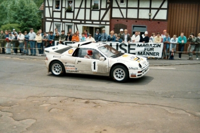 Marc Surer - Michel Wyder
35º ADAC Rallye Hessen 1986. Ford RS200.

El 31-Mayo-1986
El piloto Suizo de F1 Marc Surer, cuando estaba luchando con Michèle Mouton (Peugeot 205 T16) para el liderato de la carrera, perdió el control de su Ford RS200 en una curva a derechas muy muy rápida.

Marc sufrió heridas graves y quemaduras de la que finalmente hizo una buena recuperación, desafortunadamente su copiloto Michel Wyder perdió la vida en el accidente.

En una entrevista años mas tarde sobre el accidente, comentó:
"Me rompí­ 17 huesos, las dos caderas, la pelvis, el hombro, los pies por tercera vez, uno de ellos atrapado entre los pedales, totalmente vuelto del revés y perdí­ musculos alrededor, hasta el punto de que los médicos me lo querí­an amputar, pero mi madre se negó.
Tuve quemaduras, habí­a inhalado mucho humo, mis pulmones estaban llenos de agua, era lo mas peligroso.
Habí­a perdido mucha sangre internamente. Me tuvieron que hacer 72 transfusiones, como estaba tan al lí­mite, no podí­an operarme y me tuvieron en coma tres semanasâ".

Cuando despertó preguntaba por su amigo, pero nadie querí­a comunicarle que habí­a fallecido instantáneamente en el accidente.
A Surer le atormentaba que un error suyo hubiera provocado su fallecimiento.
"Me dijeron que habí­a golpeado algo antes del accidente, habí­a pasado junto a una granja y habí­a un bordillo, (tapado), con unas flores. Le pregunte a Pirelli (era probador de dicha marca de neumáticos), por si la rueda estaba dañada. Lo estaba, se habí­a quemado y la llanta estaba tocada, habí­a perdido aire".
Surer pasó seis meses en el hospital y un año en recuperación.

18 meses después volvió a probar un Fòrmula 1, comprendió que su cuerpo ya no estaba preparado para soportar el esfuerzo necesario para pilotar un monoplaza.
Se convirtio en instructor de pilotaje y comentarista televisivo.

Aprovecho también para recordar que en el 35º Circuit de Ardennes 1985 el Porsche 911 SC RS de Jean-Louis Dumont - Georges Biar sufrió un fatal accidente en que el copiloto Georges Biar no estaba herido de gravedad, pero Jean Louis tenia que ser evacuado en helicóòptero y horas después fallecí­a.
Hay otra versión en la que se dice que Jean-Louis falleció en el acto y al que trasladaron en helicóptero en estado grave fue su copiloto Georges Biar, sea cual sea la versión...... Jean-Louis perdió la vida en ella.

Nombro este segundo accidente porque siempre que se recuerdan los accidentes que provocaron la cancelación del grupo B, se hace referencia al de Attilio Bettega, al de Joaquim Santos en Portugal y al de Henri Toivonen y Sergio Cresto en Córcega.
Nadie nunca recuerda al malogrado Michel Wyder ni a Jean-Louis Dumont, aún produciéndose el de Michel Wyder pocos dí­as después del de Henri Toivonen y Sergio Cresto.
Desde aquí­, nuestro respeto y recuerdo a todos ellos (D.E.P. / R.I.P.)

@
Palabras clave: Marc_Surer;Ford;RS200;Grupo_B;1986;Crash;Fatal_accidente;Mortal