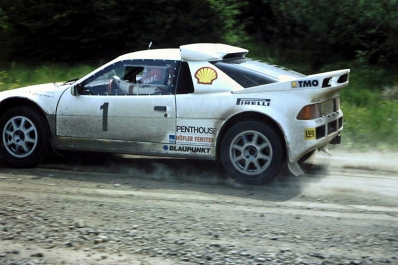Marc Surer - Michel Wyder
35º ADAC Rallye Hessen 1986. Ford RS200.

El 31-Mayo-1986
El piloto Suizo de F1 Marc Surer, cuando estaba luchando con Michèle Mouton (Peugeot 205 T16) para el liderato de la carrera, perdió el control de su Ford RS200 en una curva a derechas muy muy rápida.

Marc sufrió heridas graves y quemaduras de la que finalmente hizo una buena recuperación, desafortunadamente su copiloto Michel Wyder perdió la vida en el accidente.

En una entrevista años mas tarde sobre el accidente, comentó:
"Me rompí­ 17 huesos, las dos caderas, la pelvis, el hombro, los pies por tercera vez, uno de ellos atrapado entre los pedales, totalmente vuelto del revés y perdí­ musculos alrededor, hasta el punto de que los médicos me lo querí­an amputar, pero mi madre se negó.
Tuve quemaduras, habí­a inhalado mucho humo, mis pulmones estaban llenos de agua, era lo mas peligroso.
Habí­a perdido mucha sangre internamente. Me tuvieron que hacer 72 transfusiones, como estaba tan al lí­mite, no podí­an operarme y me tuvieron en coma tres semanasâ".

Cuando despertó preguntaba por su amigo, pero nadie querí­a comunicarle que habí­a fallecido instantáneamente en el accidente.
A Surer le atormentaba que un error suyo hubiera provocado su fallecimiento.
"Me dijeron que habí­a golpeado algo antes del accidente, habí­a pasado junto a una granja y habí­a un bordillo, (tapado), con unas flores. Le pregunte a Pirelli (era probador de dicha marca de neumáticos), por si la rueda estaba dañada. Lo estaba, se habí­a quemado y la llanta estaba tocada, habí­a perdido aire".
Surer pasó seis meses en el hospital y un año en recuperación.

18 meses después volvió a probar un Fòrmula 1, comprendió que su cuerpo ya no estaba preparado para soportar el esfuerzo necesario para pilotar un monoplaza.
Se convirtio en instructor de pilotaje y comentarista televisivo.

Aprovecho también para recordar que en el 35º Circuit de Ardennes 1985 el Porsche 911 SC RS de Jean-Louis Dumont - Georges Biar sufrió un fatal accidente en que el copiloto Georges Biar no estaba herido de gravedad, pero Jean Louis tenia que ser evacuado en helicóòptero y horas después fallecí­a.
Hay otra versión en la que se dice que Jean-Louis falleció en el acto y al que trasladaron en helicóptero en estado grave fue su copiloto Georges Biar, sea cual sea la versión...... Jean-Louis perdió la vida en ella.

Nombro este segundo accidente porque siempre que se recuerdan los accidentes que provocaron la cancelación del grupo B, se hace referencia al de Attilio Bettega, al de Joaquim Santos en Portugal y al de Henri Toivonen y Sergio Cresto en Córcega.
Nadie nunca recuerda al malogrado Michel Wyder ni a Jean-Louis Dumont, aún produciéndose el de Michel Wyder pocos dí­as después del de Henri Toivonen y Sergio Cresto.
Desde aquí­, nuestro respeto y recuerdo a todos ellos (D.E.P. / R.I.P.)

@
Palabras clave: Marc_Surer;Ford;RS200;Grupo_B;1986;Crash;Fatal_accidente;Mortal