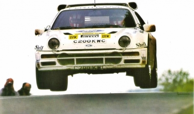 Marc Surer - Michel Wyder
35º ADAC Rallye Hessen 1986. Ford RS200.

El 31-Mayo-1986
El piloto Suizo de F1 Marc Surer, cuando estaba luchando con Michèle Mouton (Peugeot 205 T16) para el liderato de la carrera, perdió el control de su Ford RS200 en una curva a derechas muy muy rápida.

Marc sufrió heridas graves y quemaduras de la que finalmente hizo una buena recuperación, desafortunadamente su copiloto Michel Wyder perdió la vida en el accidente.

En una entrevista años mas tarde sobre el accidente, comentó:
"Me rompí­ 17 huesos, las dos caderas, la pelvis, el hombro, los pies por tercera vez, uno de ellos atrapado entre los pedales, totalmente vuelto del revés y perdí­ musculos alrededor, hasta el punto de que los médicos me lo querí­an amputar, pero mi madre se negó.
Tuve quemaduras, habí­a inhalado mucho humo, mis pulmones estaban llenos de agua, era lo mas peligroso.
Habí­a perdido mucha sangre internamente. Me tuvieron que hacer 72 transfusiones, como estaba tan al lí­mite, no podí­an operarme y me tuvieron en coma tres semanasâ".

Cuando despertó preguntaba por su amigo, pero nadie querí­a comunicarle que habí­a fallecido instantáneamente en el accidente.
A Surer le atormentaba que un error suyo hubiera provocado su fallecimiento.
"Me dijeron que habí­a golpeado algo antes del accidente, habí­a pasado junto a una granja y habí­a un bordillo, (tapado), con unas flores. Le pregunte a Pirelli (era probador de dicha marca de neumáticos), por si la rueda estaba dañada. Lo estaba, se habí­a quemado y la llanta estaba tocada, habí­a perdido aire".
Surer pasó seis meses en el hospital y un año en recuperación.

18 meses después volvió a probar un Fòrmula 1, comprendió que su cuerpo ya no estaba preparado para soportar el esfuerzo necesario para pilotar un monoplaza.
Se convirtio en instructor de pilotaje y comentarista televisivo.

Aprovecho también para recordar que en el 35º Circuit de Ardennes 1985 el Porsche 911 SC RS de Jean-Louis Dumont - Georges Biar sufrió un fatal accidente en que el copiloto Georges Biar no estaba herido de gravedad, pero Jean Louis tenia que ser evacuado en helicóòptero y horas después fallecí­a.
Hay otra versión en la que se dice que Jean-Louis falleció en el acto y al que trasladaron en helicóptero en estado grave fue su copiloto Georges Biar, sea cual sea la versión...... Jean-Louis perdió la vida en ella.

Nombro este segundo accidente porque siempre que se recuerdan los accidentes que provocaron la cancelación del grupo B, se hace referencia al de Attilio Bettega, al de Joaquim Santos en Portugal y al de Henri Toivonen y Sergio Cresto en Córcega.
Nadie nunca recuerda al malogrado Michel Wyder ni a Jean-Louis Dumont, aún produciéndose el de Michel Wyder pocos dí­as después del de Henri Toivonen y Sergio Cresto.
Desde aquí­, nuestro respeto y recuerdo a todos ellos (D.E.P. / R.I.P.)

@

Palabras clave: Marc_Surer;Ford;RS200;Grupo_B;1986;Crash;Fatal_accidente;Mortal