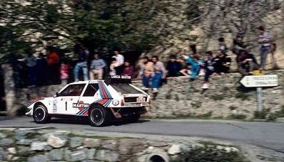 Markku Alén - Ilkka Kivimäki
30º Tour de Corse - Rallye de France 1986. Lancia Delta S4 (TO 76794E).

Todo el Equipo Martini Lancia abandona el Rallye a causa del fatal accidente de Henri Toivonen junto a su copiloto Sergio Cresto el 02-Mayo-1986. D.E.P / R.I.P.

Del 1 al 3 de Mayo, Ajaccio, Córcega, Francia.
Superficie: asfalto.
El Rally tenia un total de 1551.00 km de los que 1122.34 km divididos en 30 tramos eran especiales. (4 de ellos fueron cancelados. SS12 Figarella - Cardo de 15.75 Km, SS18 Corte - Taverna de 26.84 Km, SS19 Moltifao - Speloncato de 38.16 Km y SS20 Corbara - Calenzana de 23.69 Km. Los 3 últimos por el fatal accidente de Henri y Sergio).
Tomaron la salida 122 equipos, finalizaron 31.

En esta edición habí­an 5 tramos de 50 o mas Km cronometrados, SS7 Cozzano - Col de la Serra de 50.84, SS8 Muracciole - Abbazia de 50.00, SS10 Pont d'Altiani - Pont St Laurent de 56.01, SS14 Prunelli - San Pancrazio de 55.67 y SS17 Campe Militaire - Corte de 58.14. Uno de mas de 70 km, SS23 Saint Roch - Suaricchio de 78.19, y otro, el último, SS30 Liamone - Suaricchio de 83.16 Km.

Aquí dejo los kilómetros de cada uno de los 30 tramos del Rally:

1ª ETAPA (01-Mayo-1986)
SS1 Verghia - Pont de la Masina de 38.09 km
SS2 Sainte Marie Sicche - Moca 1 de 23.96 km
SS3 Petreto - Aullene 1 de 20.03 km
SS4 Zerubia - Santa Giulia de 30.60 km
SS5 Sartene - Zonza de 44.23 km
SS6 Aullene - Zicavo de 25.59 km
SS7 Cozzano - Col de la Serra de 50.84 km
SS8 Muracciole - Abbazia de 50.00 km
SS9 Campo al Quarcio - Ponte de Noceta de 33.77 km
SS10 Pont d'Altiani - Pont St Laurent de 56.01 km
SS11 Ponte Rosso - Borgo de 42.29 km

TOTAL ETAPA 415.41 km

2ª ETAPA (02 Mayo-1986)
SS12 Figarella - Cardo (cancelado) de 15.75 km
SS13 Saint Florent - Col de San Stefano de 26.81 km
SS14 Prunelli - San Pancrazio de 55.67 km
SS15 Folelli - Santa Lucia di Moriani de 18.49 km
SS16 Moriani Plage - Orsoni de 20.10 km
SS17 Campe Militaire Corte de 58.14 km
SS18 Corte - Taverna (cancelado) de 26.84 km
SS19 Moltifao - Speloncato (cancelado) de 38.16 km
SS20 Corbara - Calenzana (cancelado) de 23.69 km

TOTAL ETAPA 283.65 km

3ª ETAPA (03-Mayo-1986)
SS21 Norte Dame de la Serra - Pont du Fango de 28.77 km
SS22 Fango - Ota de 48.59 km
SS23 Saint Roch - Suaricchio de 78.19 km
SS24 Tavera - Pont de Mezzana de 30.57 km
SS25 Sainte Marie Sicche - Moca 2 de 23.96 km
SS26 Petreto - Aullene 2 de 20.03 km
SS27 Sorbollano - Santa Giulia de 35.59 km
SS28 Calvese - Agosta Plage de 38.69 km
SS29 Plaine de Peri - Capiglioli de 35.73 km
SS30 Liamone - Suaricchio 83.16 km

TOTAL ETAPA 423.28 km.
@
Palabras clave: Markku_Alen;Lancia;Delta;Grupo_B;Corcega;1986;Corse