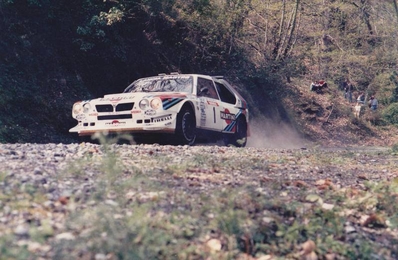 Markku Alén - Ilkka Kivimäki
30º Tour de Corse - Rallye de France 1986. Lancia Delta S4 (TO 76794E).

Todo el Equipo Martini Lancia abandona el Rallye a causa del fatal accidente de Henri Toivonen junto a su copiloto Sergio Cresto el 02-Mayo-1986. D.E.P / R.I.P.

Del 1 al 3 de Mayo, Ajaccio, Córcega, Francia.
Superficie: asfalto.
El Rally tenia un total de 1551.00 km de los que 1122.34 km divididos en 30 tramos eran especiales. (4 de ellos fueron cancelados. SS12 Figarella - Cardo de 15.75 Km, SS18 Corte - Taverna de 26.84 Km, SS19 Moltifao - Speloncato de 38.16 Km y SS20 Corbara - Calenzana de 23.69 Km. Los 3 últimos por el fatal accidente de Henri y Sergio).
Tomaron la salida 122 equipos, finalizaron 31.

En esta edición habí­an 5 tramos de 50 o mas Km cronometrados, SS7 Cozzano - Col de la Serra de 50.84, SS8 Muracciole - Abbazia de 50.00, SS10 Pont d'Altiani - Pont St Laurent de 56.01, SS14 Prunelli - San Pancrazio de 55.67 y SS17 Campe Militaire - Corte de 58.14. Uno de mas de 70 km, SS23 Saint Roch - Suaricchio de 78.19, y otro, el último, SS30 Liamone - Suaricchio de 83.16 Km.

Aquí dejo los kilómetros de cada uno de los 30 tramos del Rally:

1ª ETAPA (01-Mayo-1986)
SS1 Verghia - Pont de la Masina de 38.09 km
SS2 Sainte Marie Sicche - Moca 1 de 23.96 km
SS3 Petreto - Aullene 1 de 20.03 km
SS4 Zerubia - Santa Giulia de 30.60 km
SS5 Sartene - Zonza de 44.23 km
SS6 Aullene - Zicavo de 25.59 km
SS7 Cozzano - Col de la Serra de 50.84 km
SS8 Muracciole - Abbazia de 50.00 km
SS9 Campo al Quarcio - Ponte de Noceta de 33.77 km
SS10 Pont d'Altiani - Pont St Laurent de 56.01 km
SS11 Ponte Rosso - Borgo de 42.29 km

TOTAL ETAPA 415.41 km

2ª ETAPA (02 Mayo-1986)
SS12 Figarella - Cardo (cancelado) de 15.75 km
SS13 Saint Florent - Col de San Stefano de 26.81 km
SS14 Prunelli - San Pancrazio de 55.67 km
SS15 Folelli - Santa Lucia di Moriani de 18.49 km
SS16 Moriani Plage - Orsoni de 20.10 km
SS17 Campe Militaire Corte de 58.14 km
SS18 Corte - Taverna (cancelado) de 26.84 km
SS19 Moltifao - Speloncato (cancelado) de 38.16 km
SS20 Corbara - Calenzana (cancelado) de 23.69 km

TOTAL ETAPA 283.65 km

3ª ETAPA (03-Mayo-1986)
SS21 Norte Dame de la Serra - Pont du Fango de 28.77 km
SS22 Fango - Ota de 48.59 km
SS23 Saint Roch - Suaricchio de 78.19 km
SS24 Tavera - Pont de Mezzana de 30.57 km
SS25 Sainte Marie Sicche - Moca 2 de 23.96 km
SS26 Petreto - Aullene 2 de 20.03 km
SS27 Sorbollano - Santa Giulia de 35.59 km
SS28 Calvese - Agosta Plage de 38.69 km
SS29 Plaine de Peri - Capiglioli de 35.73 km
SS30 Liamone - Suaricchio 83.16 km

TOTAL ETAPA 423.28 km.
@
Palabras clave: Markku_Alen;Lancia;Delta;Grupo_B;Corcega;1986;Corse