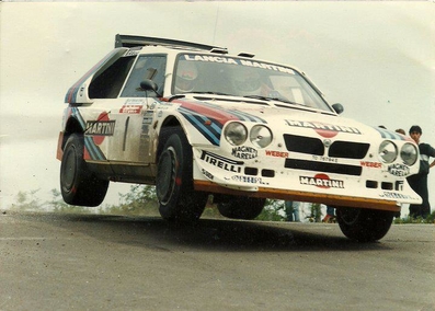 Markku Alén - Ilkka Kivimäki
30º Tour de Corse - Rallye de France 1986. Lancia Delta S4 (TO 76794E).

Todo el Equipo Martini Lancia abandona el Rallye a causa del fatal accidente de Henri Toivonen junto a su copiloto Sergio Cresto el 02-Mayo-1986. D.E.P / R.I.P.

Del 1 al 3 de Mayo, Ajaccio, Córcega, Francia.
Superficie: asfalto.
El Rally tenia un total de 1551.00 km de los que 1122.34 km divididos en 30 tramos eran especiales. (4 de ellos fueron cancelados. SS12 Figarella - Cardo de 15.75 Km, SS18 Corte - Taverna de 26.84 Km, SS19 Moltifao - Speloncato de 38.16 Km y SS20 Corbara - Calenzana de 23.69 Km. Los 3 últimos por el fatal accidente de Henri y Sergio).
Tomaron la salida 122 equipos, finalizaron 31.

En esta edición habí­an 5 tramos de 50 o mas Km cronometrados, SS7 Cozzano - Col de la Serra de 50.84, SS8 Muracciole - Abbazia de 50.00, SS10 Pont d'Altiani - Pont St Laurent de 56.01, SS14 Prunelli - San Pancrazio de 55.67 y SS17 Campe Militaire - Corte de 58.14. Uno de mas de 70 km, SS23 Saint Roch - Suaricchio de 78.19, y otro, el último, SS30 Liamone - Suaricchio de 83.16 Km.

Aquí dejo los kilómetros de cada uno de los 30 tramos del Rally:

1ª ETAPA (01-Mayo-1986)
SS1 Verghia - Pont de la Masina de 38.09 km
SS2 Sainte Marie Sicche - Moca 1 de 23.96 km
SS3 Petreto - Aullene 1 de 20.03 km
SS4 Zerubia - Santa Giulia de 30.60 km
SS5 Sartene - Zonza de 44.23 km
SS6 Aullene - Zicavo de 25.59 km
SS7 Cozzano - Col de la Serra de 50.84 km
SS8 Muracciole - Abbazia de 50.00 km
SS9 Campo al Quarcio - Ponte de Noceta de 33.77 km
SS10 Pont d'Altiani - Pont St Laurent de 56.01 km
SS11 Ponte Rosso - Borgo de 42.29 km

TOTAL ETAPA 415.41 km

2ª ETAPA (02 Mayo-1986)
SS12 Figarella - Cardo (cancelado) de 15.75 km
SS13 Saint Florent - Col de San Stefano de 26.81 km
SS14 Prunelli - San Pancrazio de 55.67 km
SS15 Folelli - Santa Lucia di Moriani de 18.49 km
SS16 Moriani Plage - Orsoni de 20.10 km
SS17 Campe Militaire Corte de 58.14 km
SS18 Corte - Taverna (cancelado) de 26.84 km
SS19 Moltifao - Speloncato (cancelado) de 38.16 km
SS20 Corbara - Calenzana (cancelado) de 23.69 km

TOTAL ETAPA 283.65 km

3ª ETAPA (03-Mayo-1986)
SS21 Norte Dame de la Serra - Pont du Fango de 28.77 km
SS22 Fango - Ota de 48.59 km
SS23 Saint Roch - Suaricchio de 78.19 km
SS24 Tavera - Pont de Mezzana de 30.57 km
SS25 Sainte Marie Sicche - Moca 2 de 23.96 km
SS26 Petreto - Aullene 2 de 20.03 km
SS27 Sorbollano - Santa Giulia de 35.59 km
SS28 Calvese - Agosta Plage de 38.69 km
SS29 Plaine de Peri - Capiglioli de 35.73 km
SS30 Liamone - Suaricchio 83.16 km

TOTAL ETAPA 423.28 km.
@
Palabras clave: Markku_Alen;Lancia;Delta;Grupo_B;Corcega;1986;Corse