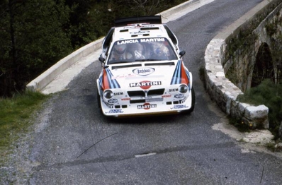 Markku Alén - Ilkka Kivimaki
30º Tour de Corse - Rallye de France 1986. Lancia Delta S4 (TO 76794E).

Todo el Equipo Martini Lancia abandona el Rallye a causa del fatal accidente de Henri Toivonen junto a su copiloto Sergio Cresto el 02-Mayo-1986. D.E.P / R.I.P.

Del 1 al 3 de Mayo, Ajaccio, Córcega, Francia.
Superficie: asfalto.
El Rally tenia un total de 1551.00 km de los que 1122.34 km divididos en 30 tramos eran especiales. (4 de ellos fueron cancelados. SS12 Figarella - Cardo de 15.75 Km, SS18 Corte - Taverna de 26.84 Km, SS19 Moltifao - Speloncato de 38.16 Km y SS20 Corbara - Calenzana de 23.69 Km. Los 3 últimos por el fatal accidente de Henri y Sergio).
Tomaron la salida 122 equipos, finalizaron 31.

En esta edición habí­an 5 tramos de 50 o mas Km cronometrados, SS7 Cozzano - Col de la Serra de 50.84, SS8 Muracciole - Abbazia de 50.00, SS10 Pont d'Altiani - Pont St Laurent de 56.01, SS14 Prunelli - San Pancrazio de 55.67 y SS17 Campe Militaire - Corte de 58.14. Uno de mas de 70 km, SS23 Saint Roch - Suaricchio de 78.19, y otro, el último, SS30 Liamone - Suaricchio de 83.16 Km.

Aquí dejo los kilómetros de cada uno de los 30 tramos del Rally:

1ª ETAPA (01-Mayo-1986)
SS1 Verghia - Pont de la Masina de 38.09 km
SS2 Sainte Marie Sicche - Moca 1 de 23.96 km
SS3 Petreto - Aullene 1 de 20.03 km
SS4 Zerubia - Santa Giulia de 30.60 km
SS5 Sartene - Zonza de 44.23 km
SS6 Aullene - Zicavo de 25.59 km
SS7 Cozzano - Col de la Serra de 50.84 km
SS8 Muracciole - Abbazia de 50.00 km
SS9 Campo al Quarcio - Ponte de Noceta de 33.77 km
SS10 Pont d'Altiani - Pont St Laurent de 56.01 km
SS11 Ponte Rosso - Borgo de 42.29 km

TOTAL ETAPA 415.41 km

2ª ETAPA (02 Mayo-1986)
SS12 Figarella - Cardo (cancelado) de 15.75 km
SS13 Saint Florent - Col de San Stefano de 26.81 km
SS14 Prunelli - San Pancrazio de 55.67 km
SS15 Folelli - Santa Lucia di Moriani de 18.49 km
SS16 Moriani Plage - Orsoni de 20.10 km
SS17 Campe Militaire Corte de 58.14 km
SS18 Corte - Taverna (cancelado) de 26.84 km
SS19 Moltifao - Speloncato (cancelado) de 38.16 km
SS20 Corbara - Calenzana (cancelado) de 23.69 km

TOTAL ETAPA 283.65 km

3ª ETAPA (03-Mayo-1986)
SS21 Norte Dame de la Serra - Pont du Fango de 28.77 km
SS22 Fango - Ota de 48.59 km
SS23 Saint Roch - Suaricchio de 78.19 km
SS24 Tavera - Pont de Mezzana de 30.57 km
SS25 Sainte Marie Sicche - Moca 2 de 23.96 km
SS26 Petreto - Aullene 2 de 20.03 km
SS27 Sorbollano - Santa Giulia de 35.59 km
SS28 Calvese - Agosta Plage de 38.69 km
SS29 Plaine de Peri - Capiglioli de 35.73 km
SS30 Liamone - Suaricchio 83.16 km

TOTAL ETAPA 423.28 km.
@
Palabras clave: Markku_Alen;Lancia;Delta;Grupo_B;Corcega;1986;Corse