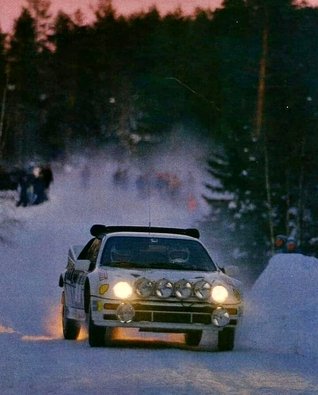 Stig Blomqvist - Bruno Berglund
36º International Suecia Rally 1986. Ford RS200 (B200 YEV). Abandonó por motor en SS12 Älvsbacka de 14.00 km.

Del 14 al 16 de Febrero, Karlstad, Suecia.
Superficie: nieve - hielo.

El Rally tenia un total de 1670.00 km de los que 556.79 km divididos en 30 tramos eran especiales.

Tomaron la salida 107 equipos, finalizaron 62.@
Palabras clave: Stig_Blomqvist;Bruno_Berglund;Ford;RS200;Grupo_B;Suecia;1986;nieve