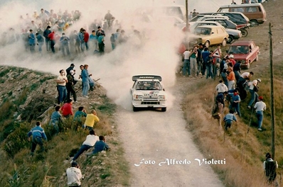 Timo Salonen - Seppo Harjanne
28º Rally Sanremo 1986. Peugeot 205 Turbo 16 E2 (237 FWH 75).

Equipo Peugeot descalificado
El tercer dí­a del Rally se examinó el Peugeot y se decreto que las aletas de la parte de abajo eran en realidad faldillas. Las faldillas habí­an sido prohibidas después del Córcega, y a pesar de que los coches habí­an pasado las verificaciones pre-rally, se excluyeron todos los Peugeot de inmediato. Peugeot llevó el asunto a la FISA en diciembre, y decidió que la exclusión era ilegal.

Todos los puntos del Rally para el Campeonato se anularon, por eso Sanremo de 1986 no pudo considerarse una prueba de WRC, y por eso Markku Alén fue Campeón del Mundo durante tan solo 10 dí­as.

Del 13 al 17 de Octubre, Sanremo, Imperia, Italia.
Superficie: asfalto - tierra.

El Rally tenía un total de 2148.69 Km de los que 532.60 Km divididos en 40 tramos eran especiales (2 de ellos fueron cancelados SS8 Santa Luce de 12.30 Km y SS22 La Sela 2 de 10.15 Km).

Tomaron la salida 118 equipos, finalizaron 38.

© Alfredo Violetti
@
Palabras clave: Timo_Salonen;Seppo_Harjanne;Peugeot;Turbo;Grupo_B;Sanremo;1986