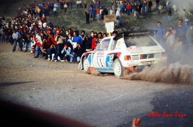 Timo Salonen - Seppo Harjanne
28º Rally Sanremo 1986. Peugeot 205 Turbo 16 E2 (237 FWH 75).

Equipo Peugeot descalificado
El tercer dí­a del Rally se examinó el Peugeot y se decreto que las aletas de la parte de abajo eran en realidad faldillas. Las faldillas habí­an sido prohibidas después del Córcega, y a pesar de que los coches habí­an pasado las verificaciones pre-rally, se excluyeron todos los Peugeot de inmediato. Peugeot llevó el asunto a la FISA en diciembre, y decidió que la exclusión era ilegal.

Todos los puntos del Rally para el Campeonato se anularon, por eso Sanremo de 1986 no pudo considerarse una prueba de WRC, y por eso Markku Alén fue Campeón del Mundo durante tan solo 10 dí­as.

Del 13 al 17 de Octubre, Sanremo, Imperia, Italia.
Superficie: asfalto - tierra.

El Rally tenía un total de 2148.69 Km de los que 532.60 Km divididos en 40 tramos eran especiales (2 de ellos fueron cancelados SS8 Santa Luce de 12.30 Km y SS22 La Sela 2 de 10.15 Km).

Tomaron la salida 118 equipos, finalizaron 38.

© Enzo Dalla Rosa
@
Palabras clave: Timo_Salonen;Seppo_Harjanne;Peugeot;Turbo;Grupo_B;Sanremo;1986