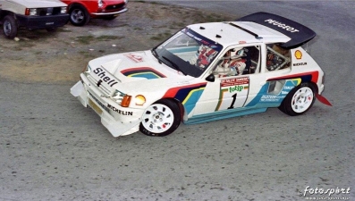 Timo Salonen - Seppo Harjanne
28º Rally Sanremo 1986. Peugeot 205 Turbo 16 E2 (237 FWH 75).

Equipo Peugeot descalificado
El tercer dí­a del Rally se examinó el Peugeot y se decreto que las aletas de la parte de abajo eran en realidad faldillas. Las faldillas habí­an sido prohibidas después del Córcega, y a pesar de que los coches habí­an pasado las verificaciones pre-rally, se excluyeron todos los Peugeot de inmediato. Peugeot llevó el asunto a la FISA en diciembre, y decidió que la exclusión era ilegal.

Todos los puntos del Rally para el Campeonato se anularon, por eso Sanremo de 1986 no pudo considerarse una prueba de WRC, y por eso Markku Alén fue Campeón del Mundo durante tan solo 10 dí­as.

Del 13 al 17 de Octubre, Sanremo, Imperia, Italia.
Superficie: asfalto - tierra.

El Rally tenía un total de 2148.69 Km de los que 532.60 Km divididos en 40 tramos eran especiales (2 de ellos fueron cancelados SS8 Santa Luce de 12.30 Km y SS22 La Sela 2 de 10.15 Km).

Tomaron la salida 118 equipos, finalizaron 38.
@
Palabras clave: Timo_Salonen;Seppo_Harjanne;Peugeot;Turbo;Sanremo;Grupo_B;1986