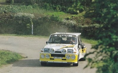 Carlos Sainz Cenamor - Antonio Boto
10° Rally Villa de Llanes 1986. Renault 5 Maxiturbo (VA-4650-M).

Después de ir todo el rally peleando con Zanini (Ford RS200 / 2M 5557 P) por la victoria, cuando quedaban dos tramos para el final y liderando la prueba, apareció la lluvia en el tramo del Fito... Todos montaron ruedas de seco.

En la bajada del tramo Carlos se sale de la carretera, apareciendo poco después Zanini, que también se sale en la misma curva golpeando el Maxiturbo de Carlos.

Salvador Servià (Lancia Rally 037 / 2M 5511 P) consigue pasar por los pelos y por las indicaciones de Carlos para que aminorara la velocidad. Después de más de cuatro minutos, Zanini logra devolver el Ford, (que estaba apoyado al Maxiturbo de Carlos), a la carretera y continuar en carrera, quedando en 4ª posición final del Rally.

Carlos Sainz se queda en el lugar sin poder hacer nada para seguir en competición.

El 1 de Junio, Llanes, Asturias, España.
Superficie: asfalto.

Tomaron la salida 52 equipos, finalizaron 35.
@
Palabras clave: Carlos_Sainz;Antonio_Boto;Renault;Maxiturbo;Villa_Llanes;1986;Grupo_B