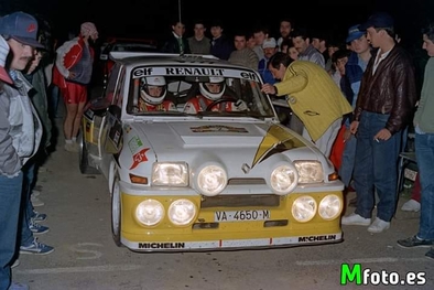 Carlos Sainz Cenamor - Antonio Boto
10° Rally Villa de Llanes 1986. Renault 5 Maxiturbo (VA-4650-M).
Renault Sport España

Después de ir todo el rally peleando con Zanini (Ford RS200 / 2M 5557 P) por la victoria, cuando quedaban dos tramos para el final y liderando la prueba, apareció la lluvia en el tramo del Fito... Todos montaron ruedas de seco.

En la bajada del tramo Carlos se sale de la carretera, apareciendo poco después Zanini, que también se sale en la misma curva golpeando el Maxiturbo de Carlos.

Salvador Servià (Lancia Rally 037 / 2M 5511 P) consigue pasar por los pelos y por las indicaciones de Carlos para que aminorara la velocidad. Después de más de cuatro minutos, Zanini logra devolver el Ford, (que estaba apoyado al Maxiturbo de Carlos), a la carretera y continuar en carrera, quedando en 4ª posición final del Rally.

Carlos Sainz se queda en el lugar sin poder hacer nada para seguir en competición.

El 1 de Junio, Llanes, Asturias, España.
Superficie: asfalto.

Tomaron la salida 52 equipos, finalizaron 35.
@
Palabras clave: Renault;Maxiturbo;Villa_Llanes;1986;Grupo_B