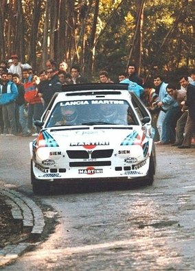 Markku Alén - Ilkka Kivimaki
20º Rallye de Portugal Vinho do Porto 1986. Lancia Delta S4 (A6 37613).

Todos los equipos "top" abandonan la prueba a causa del accidente de Joaquin Santos - Miguel Oliveira con su Ford RS200 el cual se estrella contra el público que abarrotaba las cunetas de los tramos por donde transcurría el Rallye. En el accidente fallecieron 3 espectadores y muchos otros sufrieron heridas de mayor y menor gravedad. Todos los pilotos estaban indignados con el comportamiento del público, irresponsable y peligroso.

Hay que decir que habí­a público de todas las nacionalidades, pasó en Portugal como podrí­a haber pasado en cualquier otro Rallye del sur de Europa.
Henri fue quien comunicó a la prensa la unánime decisión de los pilotos.

Del 5 al 8 de Marzo, Estoril, Portugal.
Superficie: asfalto - tierra.
El Rallye tenía un total de 2,428.47 km de los que 703.50 km divididos en 48 tramos eran especiales.
9 de ellos fueron cancelados, los dos primeros una vez ya comenzados, SS1 Lagoa Azul 1 de 5.00 km, donde sucedió el accidente, SS2 Peninha1 de 6.50 km (solo pasaron hasta el dorsal 14, el de Joaquim Santos era el dorsal 15), SS3 Sintra 1 de 10.50 km, SS4 Lagoa Azul 2 de 5.00 km, SS5 Peninha 2 de 6.50 km, SS6 Sintra 2 de 10.50 km, SS7 Lagoa Azul 3 de 5.00 km, SS8 Peninha 3 de 6.50 km, SS9 Sintra 3 de 10.50 km.
Tomaron la salida 111 equipos, finalizaron 35.@
Palabras clave: Markku_Alen;Ilkka_Kivimaki;Lancia;Portugal;Grupo_B;Delta;1986