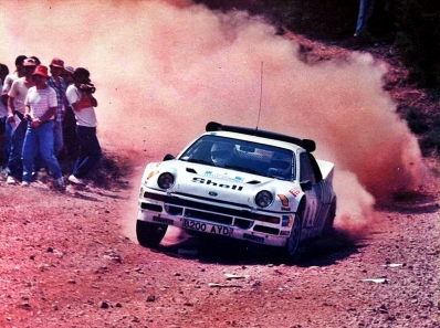 Stig Blomqvist - Bruno Berglund
33º Acropolis Rally 1986. Ford RS200 (B200 AYD). Abandonó por accidente en SS18 Arahova de 13.74 Km.

Del 2 al 4 de Junio, Atenas, Grecia.
Superficie: tierra.

El Rally tení­a un total de 1890.00 km de los que 572.13 km divididos en 46 tramos eran especiales (8 de ellas fueron cancelados SS8, SS9, SS10, SS14, SS16, SS21, SS36 y SS45)

Tomaron la salida 101 equipos, finalizaron 34.@
Palabras clave: Stig_Blomqvist;Ford;RS200;Grupo_B;Acropolis;Grecia;1986