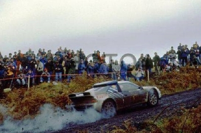 Stig Blomqvist - Bruno Berglund
35º Lombard RAC Rally 1986. Ford RS200 (B200 AYD). Abandonó por el turbo en SS26 Kershope de 16.46 Km.

Del 16 al 19 de Noviembre, Bath, Inglaterra.
Superficie: Tierra.

El Rally un total de 2537.93 km de los que 515.04 km divididos en 45 tramos eran especiales.

Tomaron la salida 149 equipos, finalizaron 83.@
Palabras clave: Stig_Blomqvist;Ford;RS200;Gran_Bretaña;1986;grupo_B;Lombard_RAC_Rally