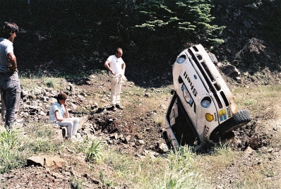 Stig Blomqvist - Bruno Berglund
33º Acropolis Rally 1986. Ford RS200 (B200 AYD). Abandonó por accidente en SS18 Arahova de 13.74 Km.
Ford Motor Co. Ltd.

Del 2 al 4 de Junio, Atenas, Grecia.
Superficie: tierra.

El Rally tení­a un total de 1890.00 km de los que 572.13 km divididos en 46 tramos eran especiales (8 de ellas fueron cancelados SS8, SS9, SS10, SS14, SS16, SS21, SS36 y SS45)

Tomaron la salida 101 equipos, finalizaron 34.@
Palabras clave: Acropolis;Grecia;Ford;RS200;Grupo_B;1986;Crash
